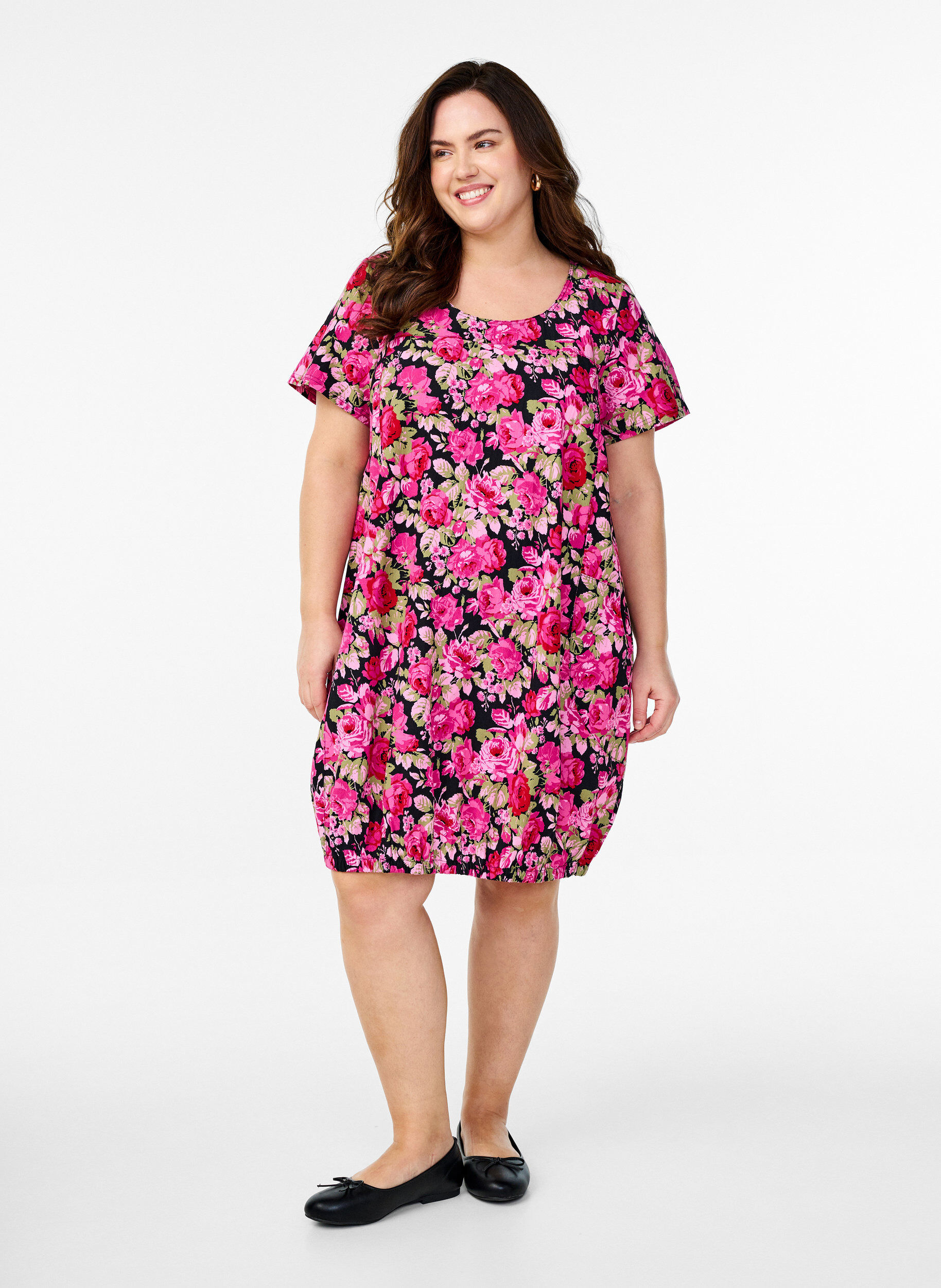 Zizzi Robe en coton &agrave; manches courtes avec imprim&eacute;, Noir, Model image number 1