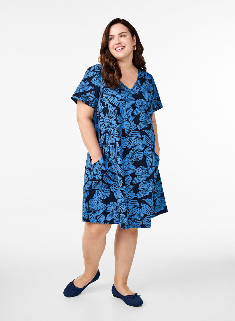 Robe courte &eacute;vas&eacute;e &agrave; imprim&eacute; floral, Bleu, Model image number 1