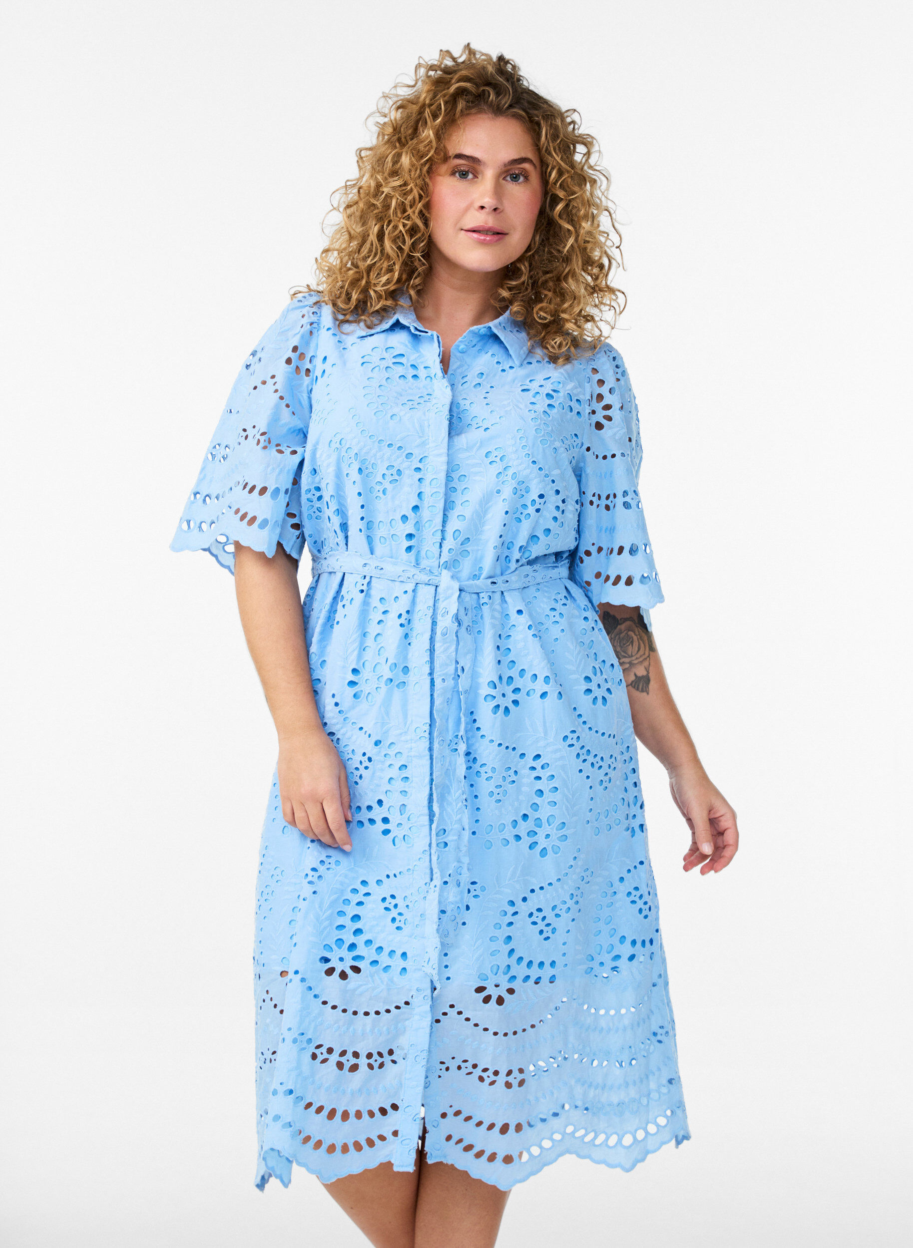 ZizziRobe chemise en broderie anglaise avec une ceinture &agrave; nouer, Bleu, Model image number 0