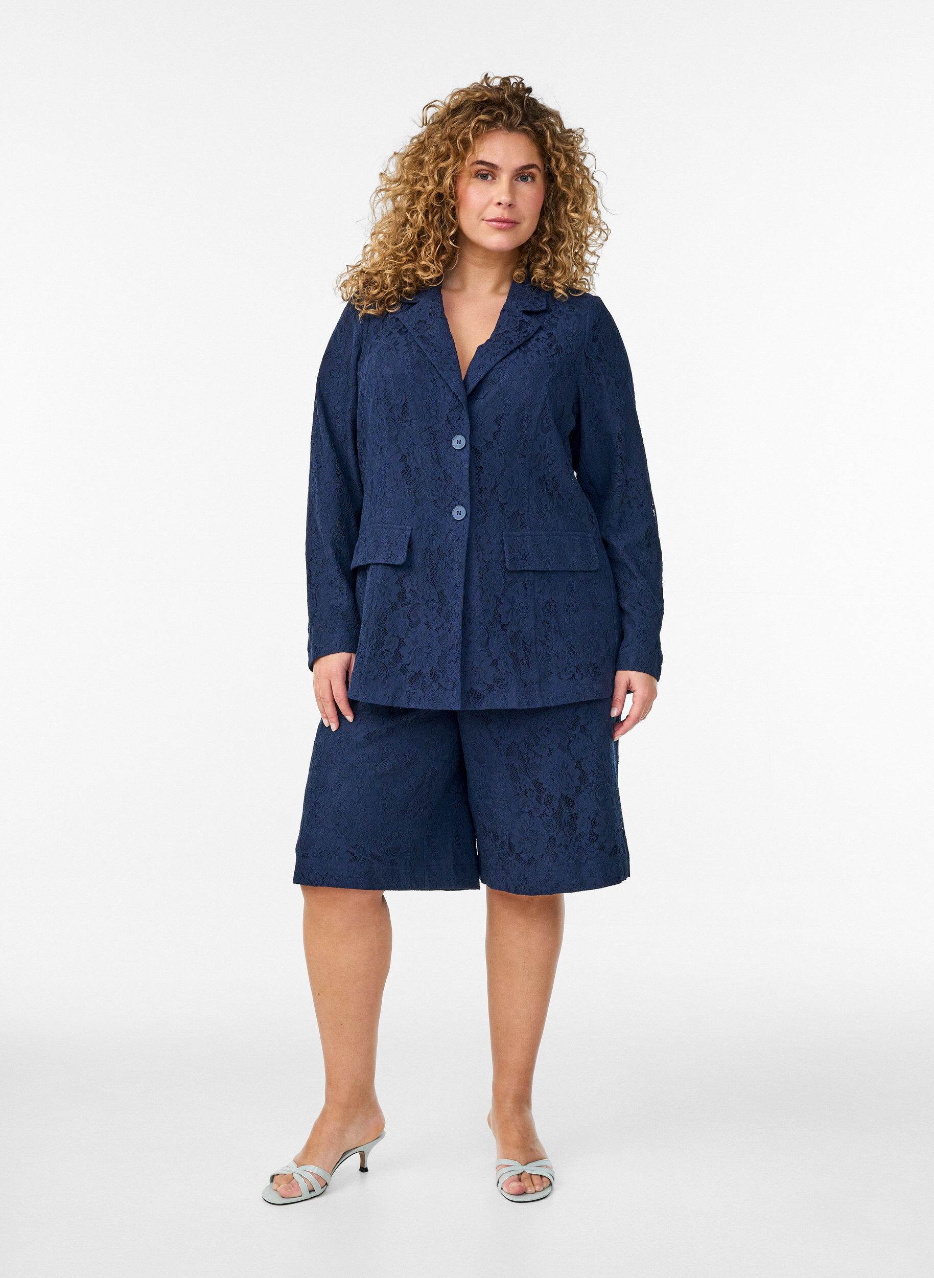 Zizzi Blazer en dentelle avec fermeture &agrave; boutons, Bleu, Model image number 1