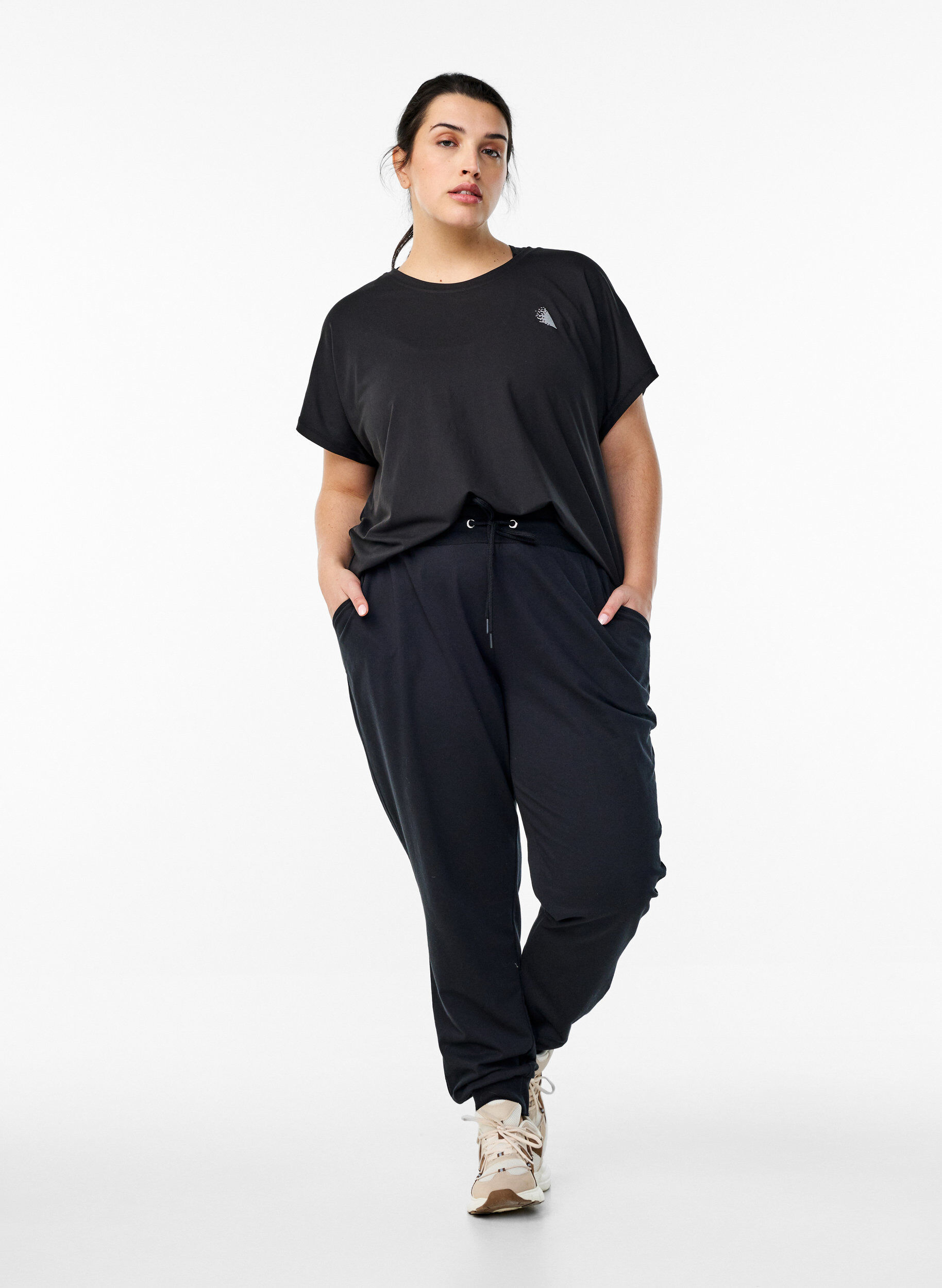 Zizzi Pantalon de sport ample avec des poches, Noir, Model image number 1