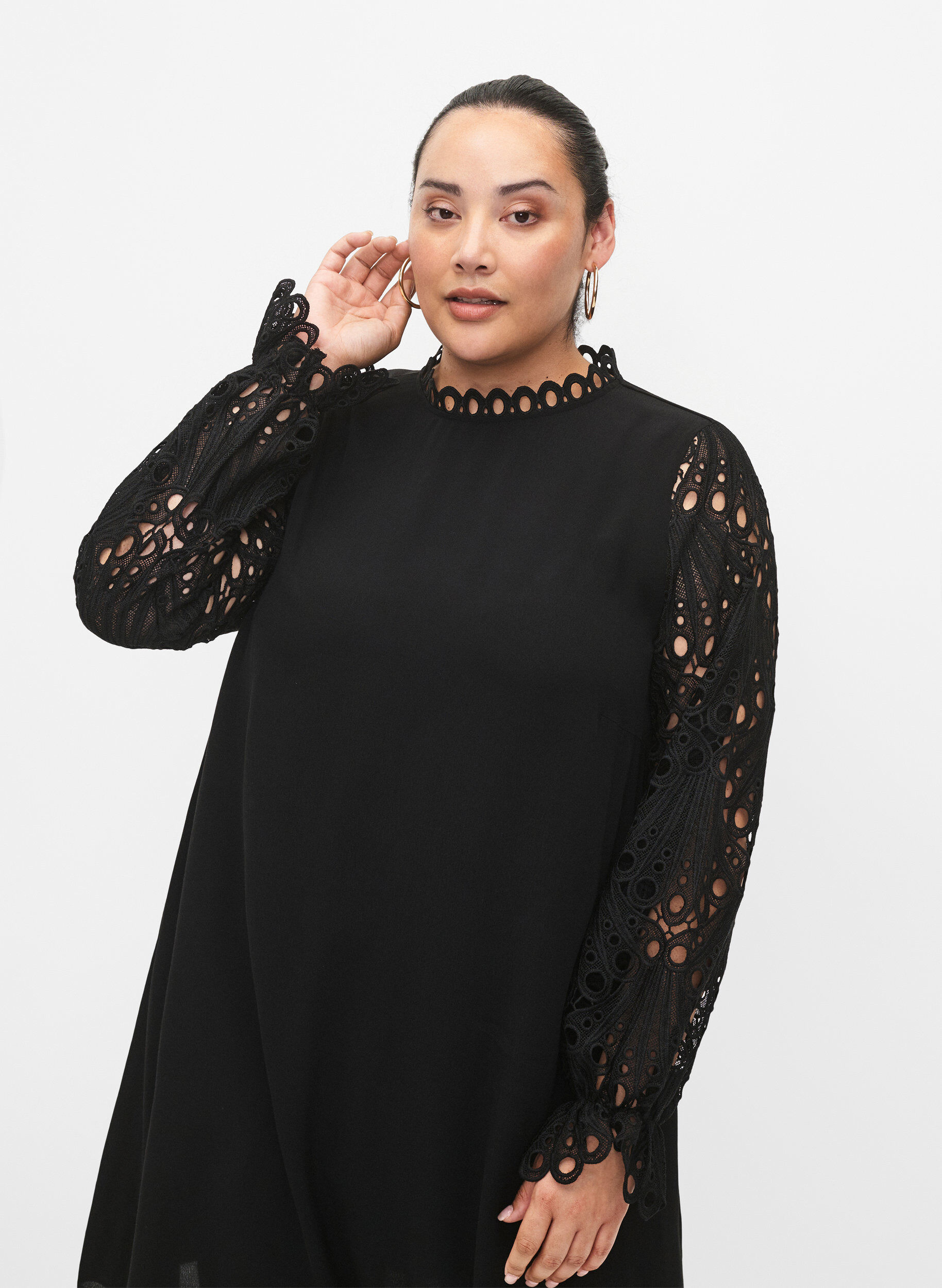 Zizzi Robe en viscose avec manches en crochet, Black, Model image number 2
