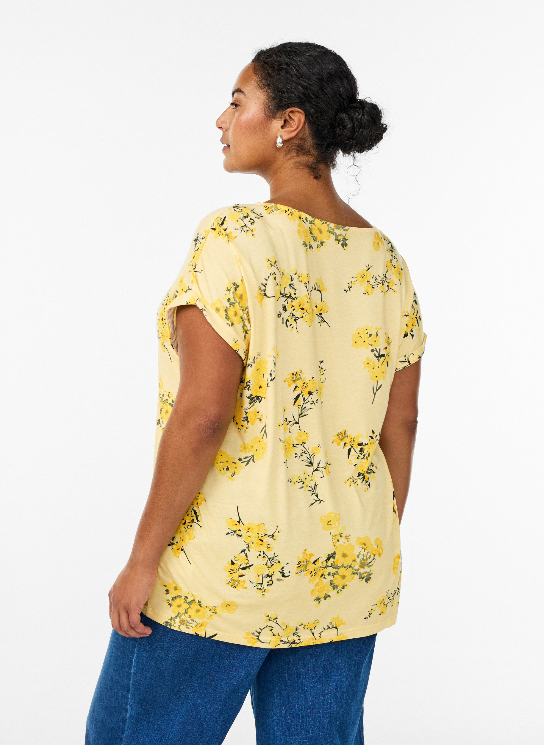 Zizzi T-shirt avec imprim&eacute; floral, Jaune clair, Model image number 2