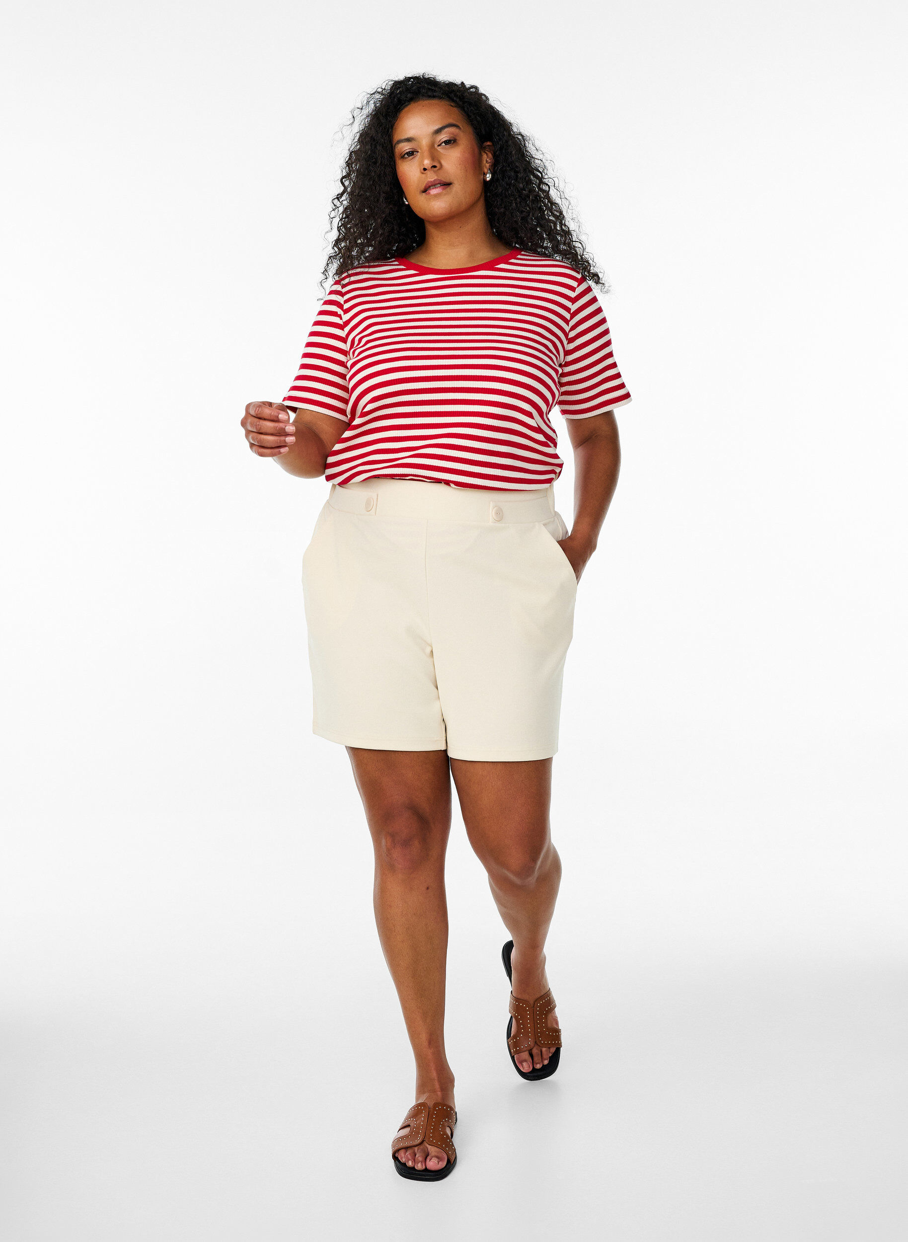 Zizzi Short avec poches et coupe ample, Beige, Model image number 1