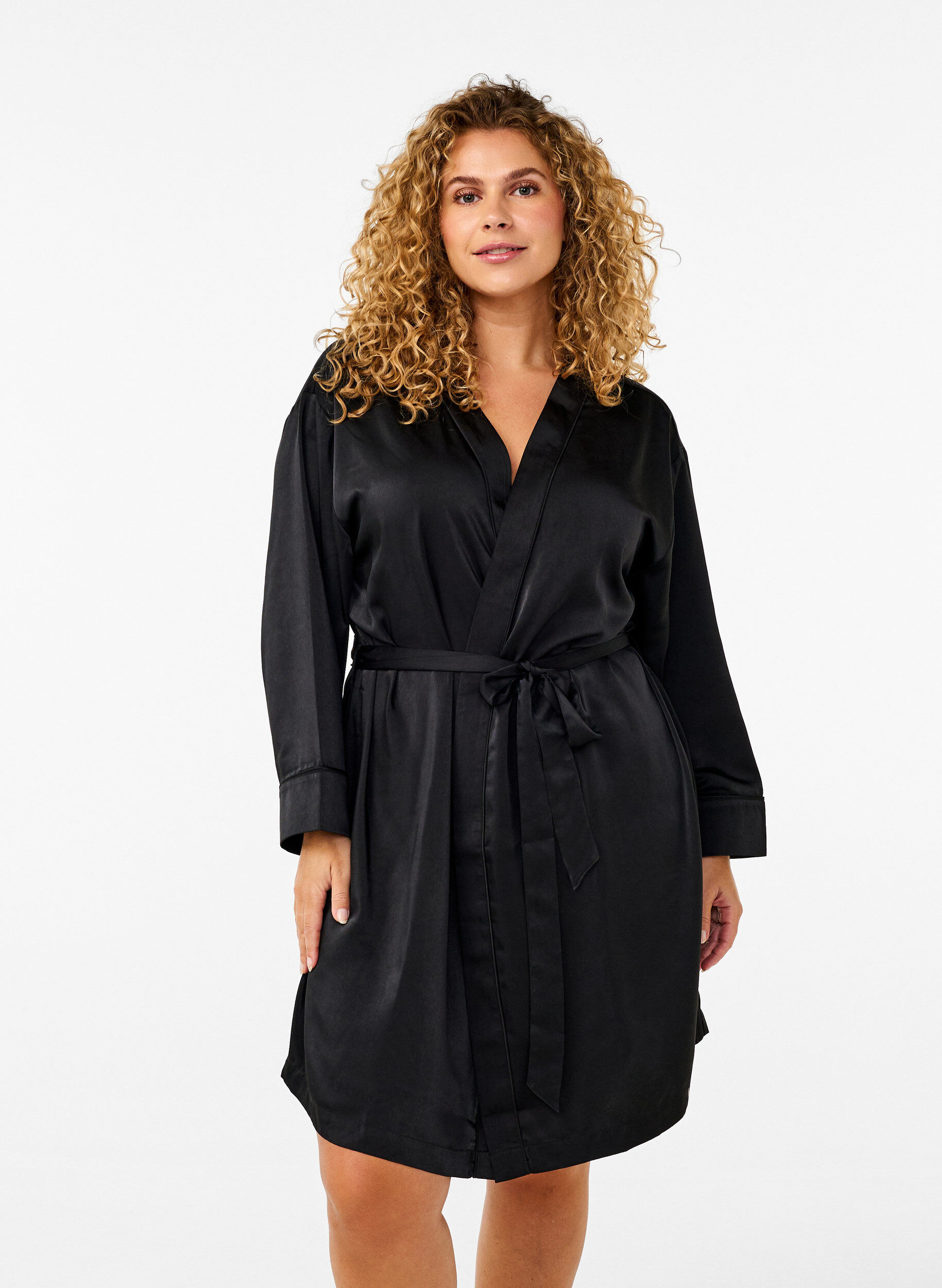 Zizzi Kimono en satin avec ceinture, Black, Model image number 0