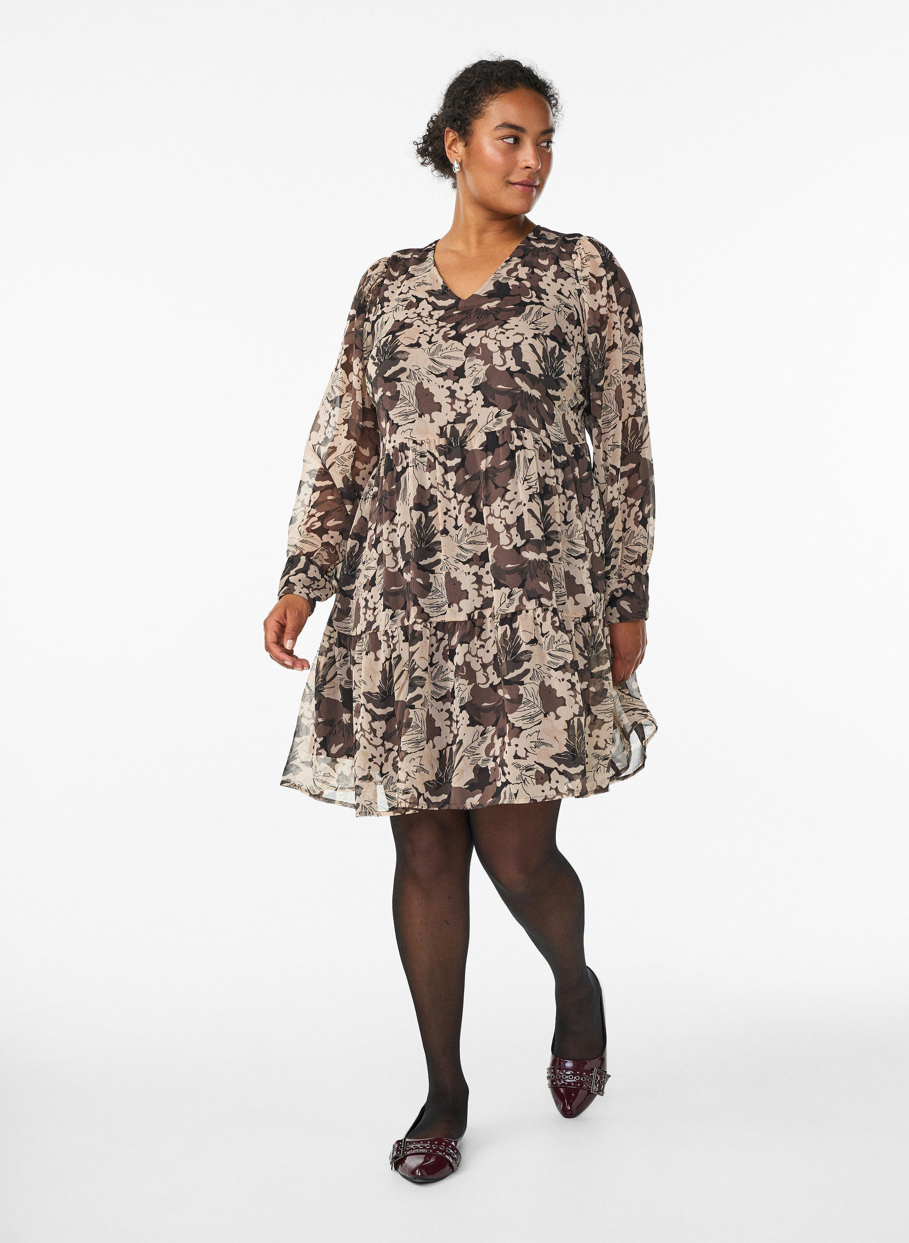 Zizzi Robe courte &agrave; coupe &eacute;vas&eacute;e avec imprim&eacute; floral, Noir, Model image number 1