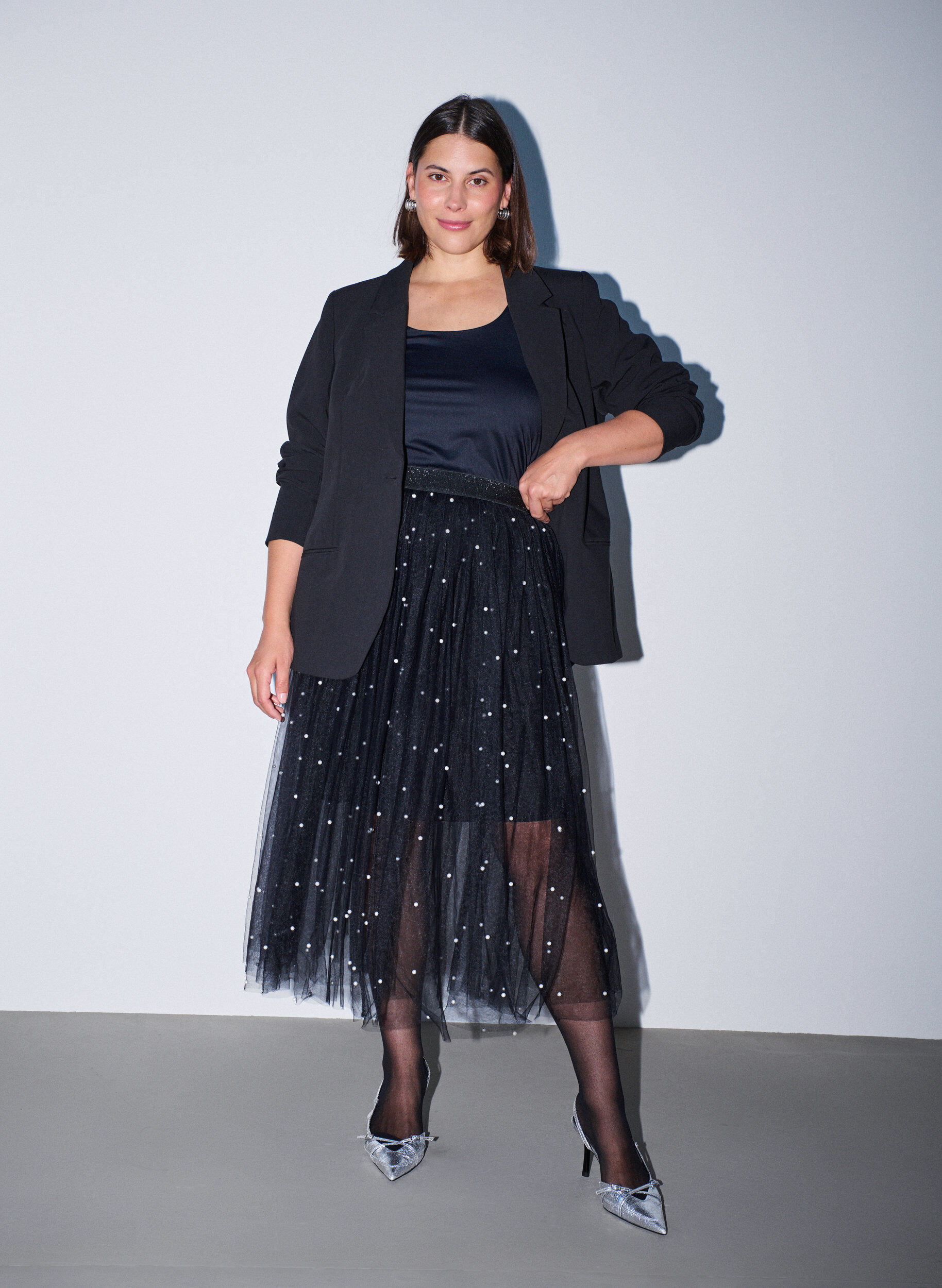 Jupe midi en tulle avec perles, Noir, Model