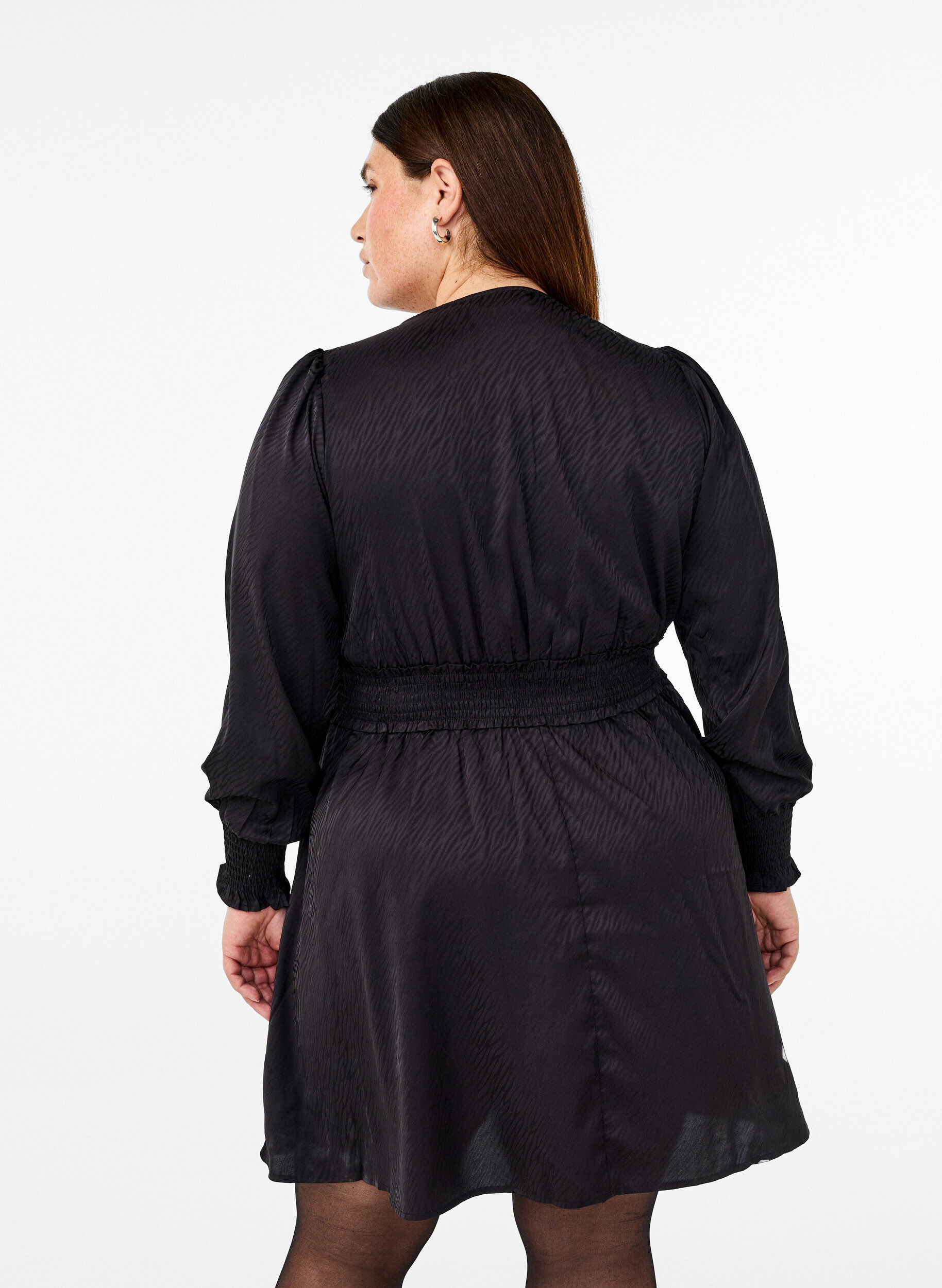 Zizzi Robe courte avec d&eacute;tails smock&eacute;s, Noir, Model image number 2