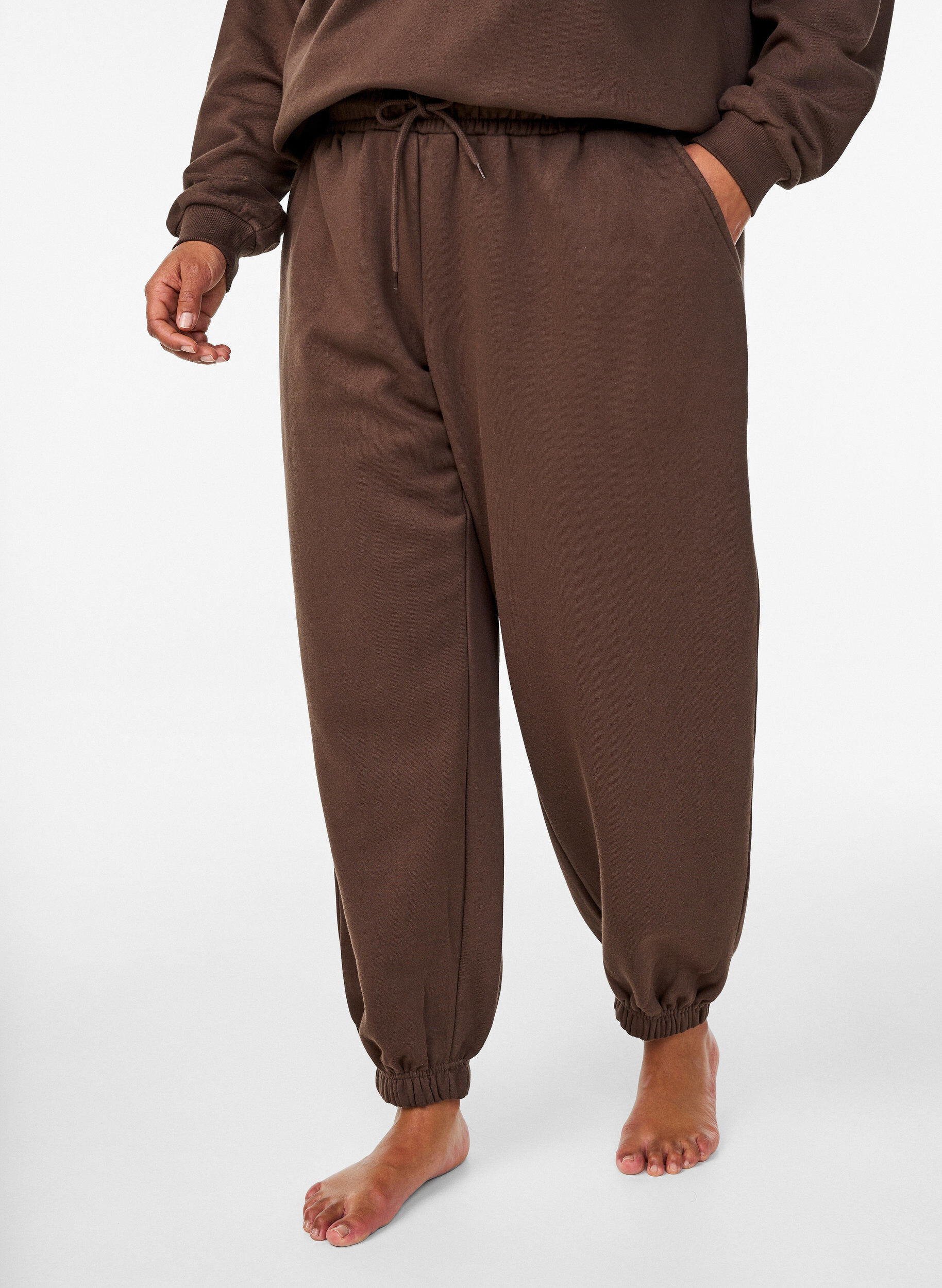 Zizzi Pantalon de jogging taille haute avec poches, Marron, Model image number 2