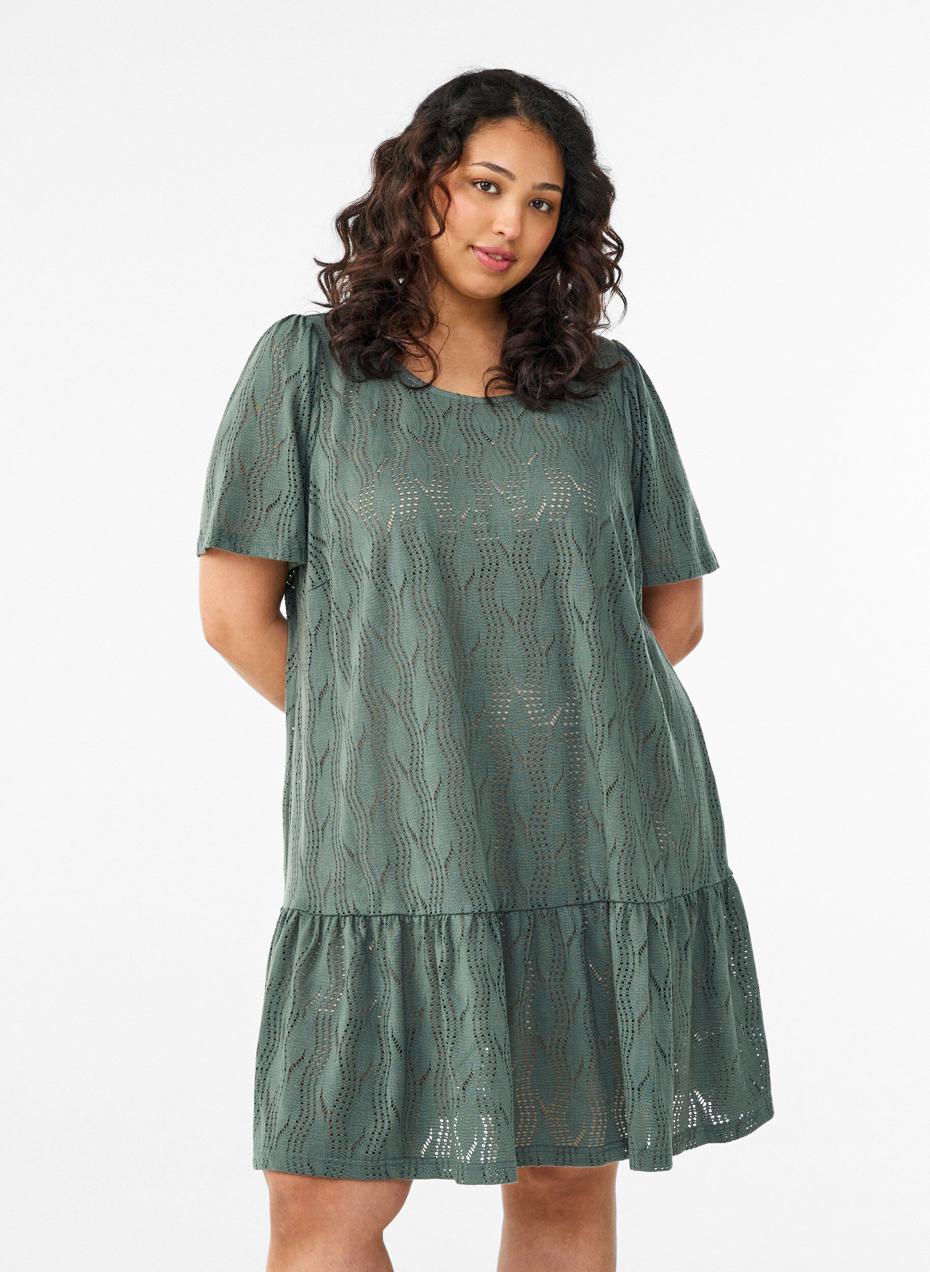 Zizzi Robe courte en jersey avec broderie ajour&eacute;e, Vert fonc&eacute;, Model image number 0