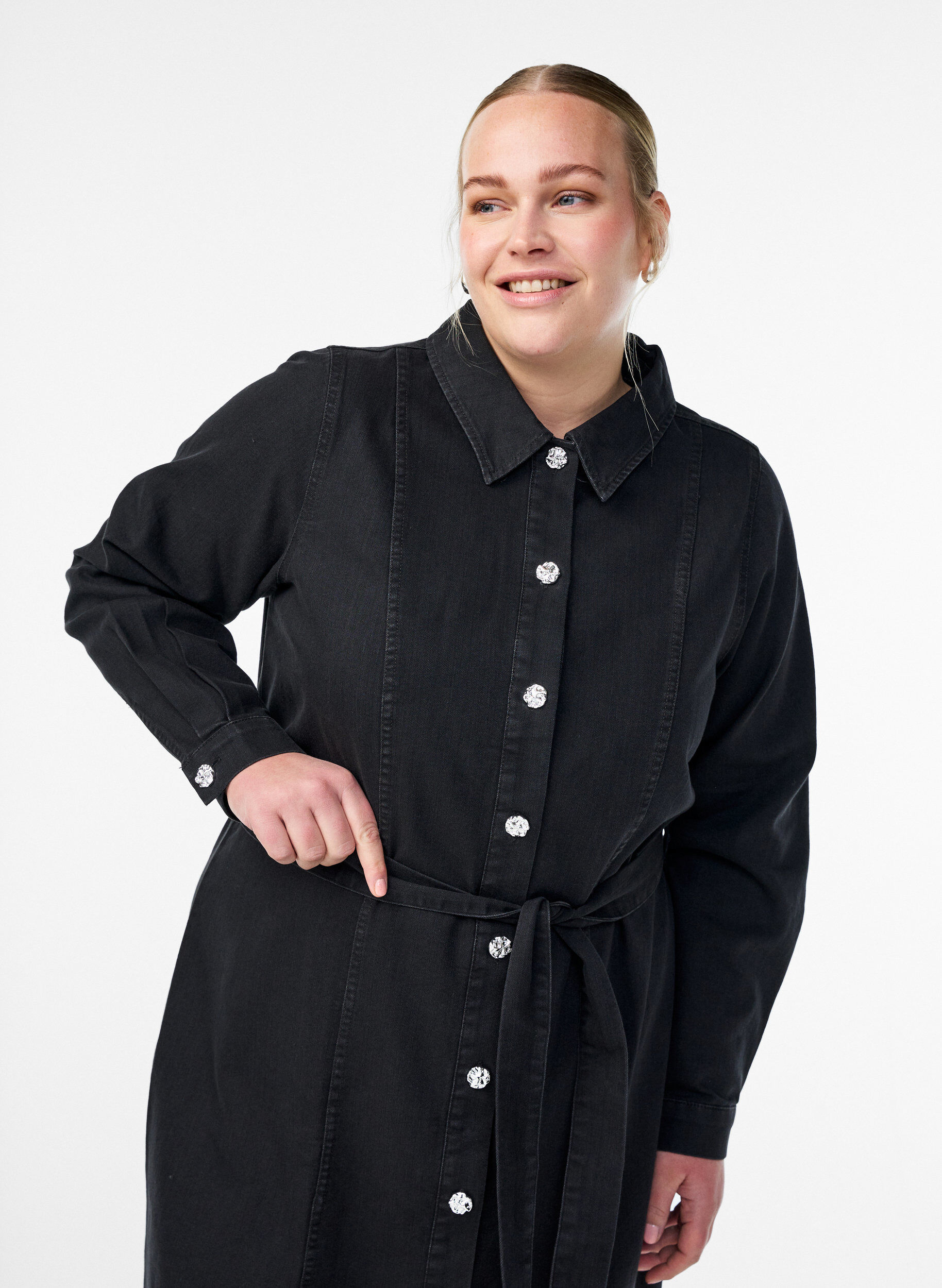 Zizzi Robe midi en jean avec une ceinture et des boutons d&eacute;coratifs, Noir, Model image number 3