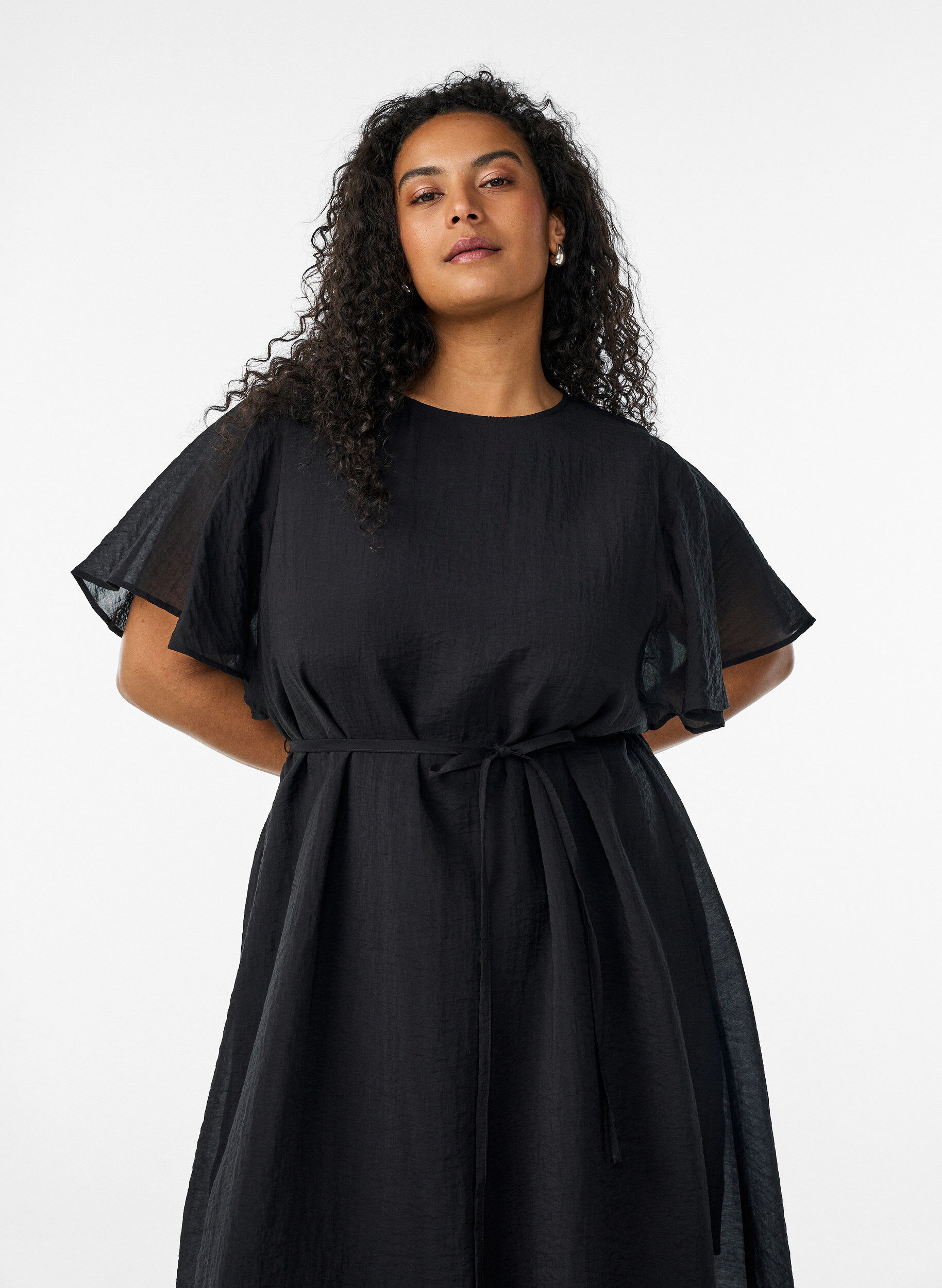 ZizziRobe longue avec manches papillon et taille &agrave; nouer, Noir, Model image number 2