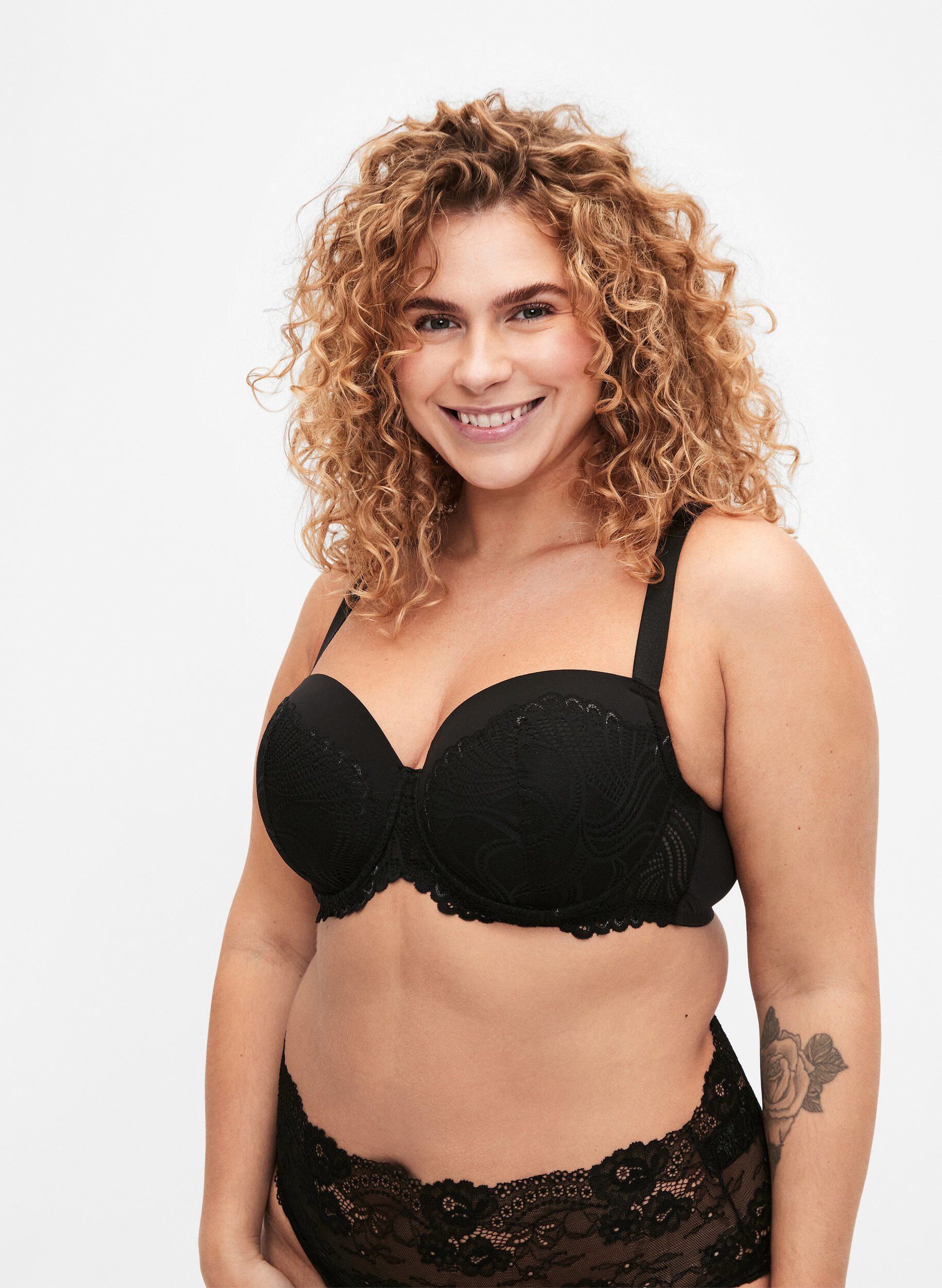 Zizzi Soutien-gorge &agrave; armatures moul&eacute;es en dentelle, Noir, Model image number 0