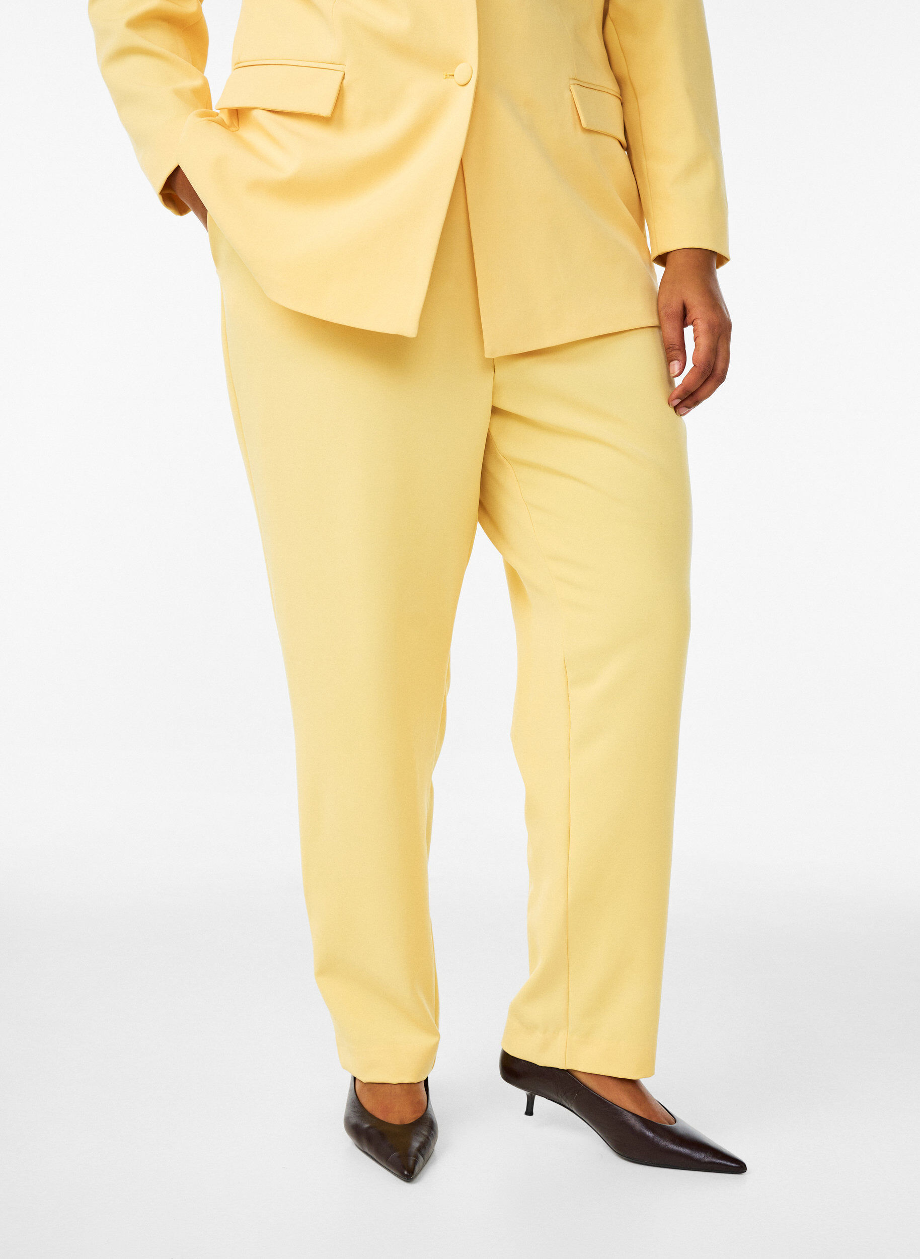 Zizzi Pantalon avec poches et jambes droites, Jaune clair, Model image number 2