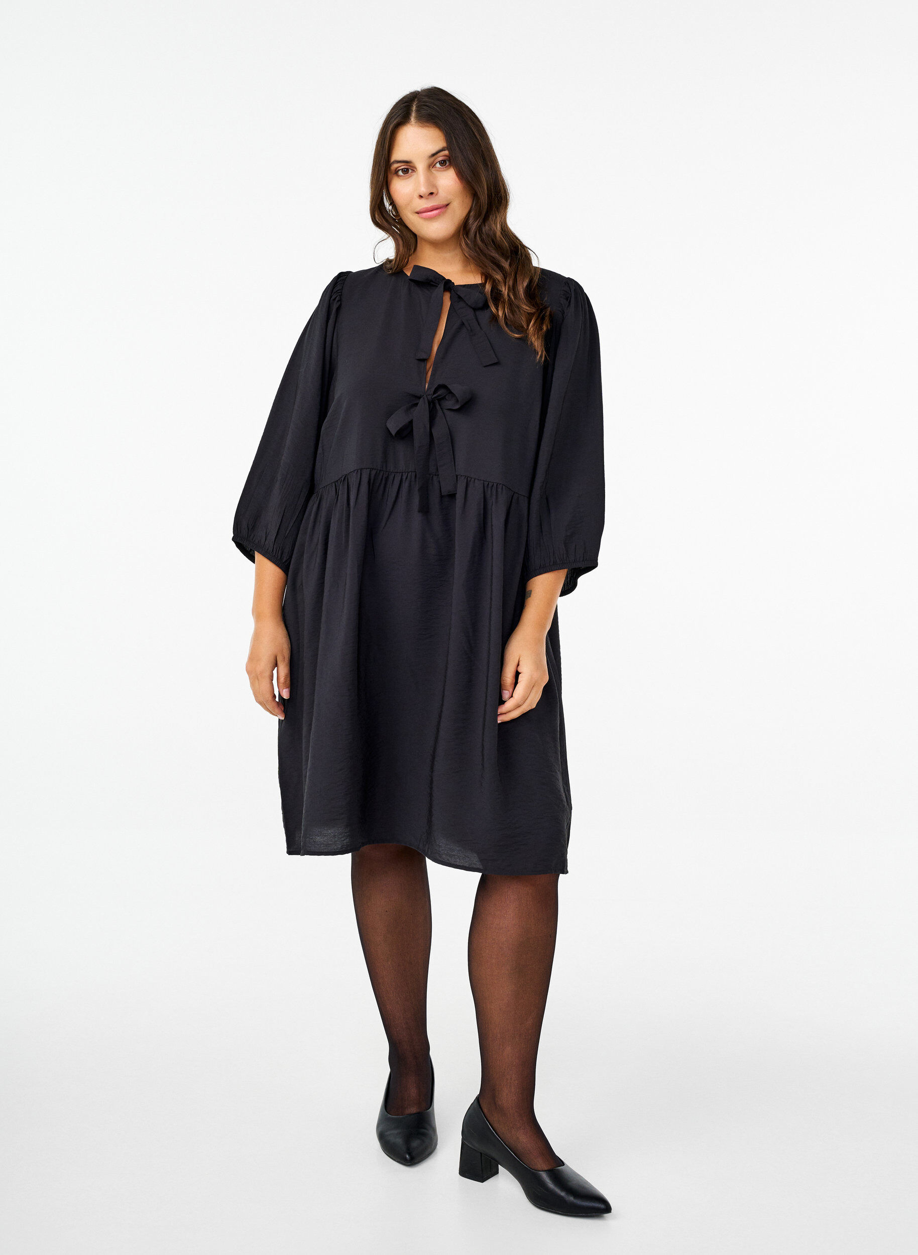 Zizzi Robe avec d&eacute;coration n&oelig;uds et manches 3/4, Black, Model image number 2