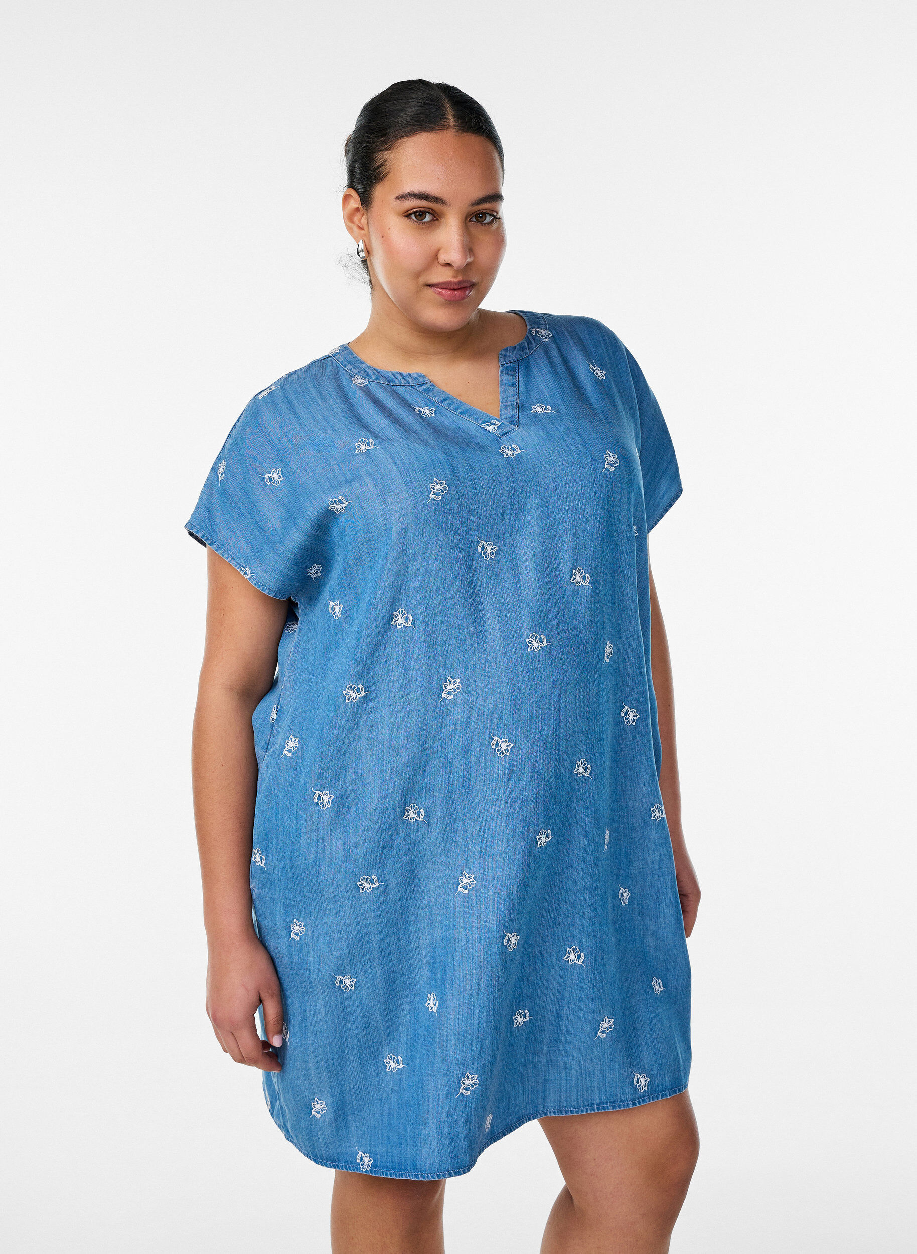 ZizziRobe en lyocell avec un aspect denim et des fleurs brod&eacute;es, Bleu Clair, Model image number 0