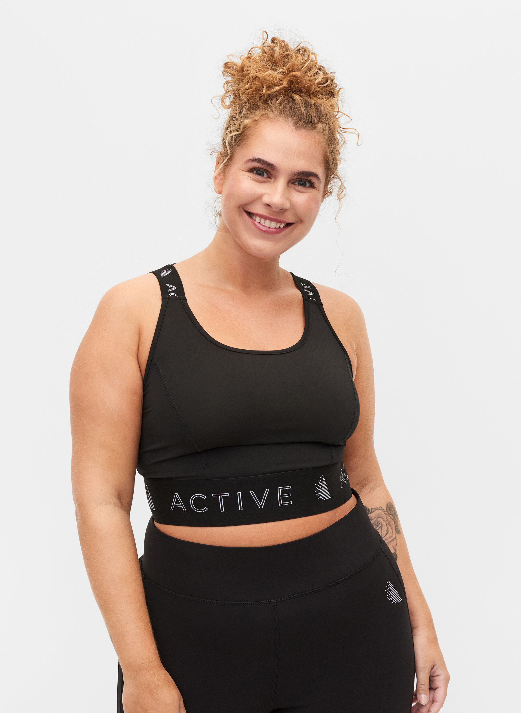 Zizzi Brassi&egrave;re de sport avec imprim&eacute; de texte, Black, Model image number 0