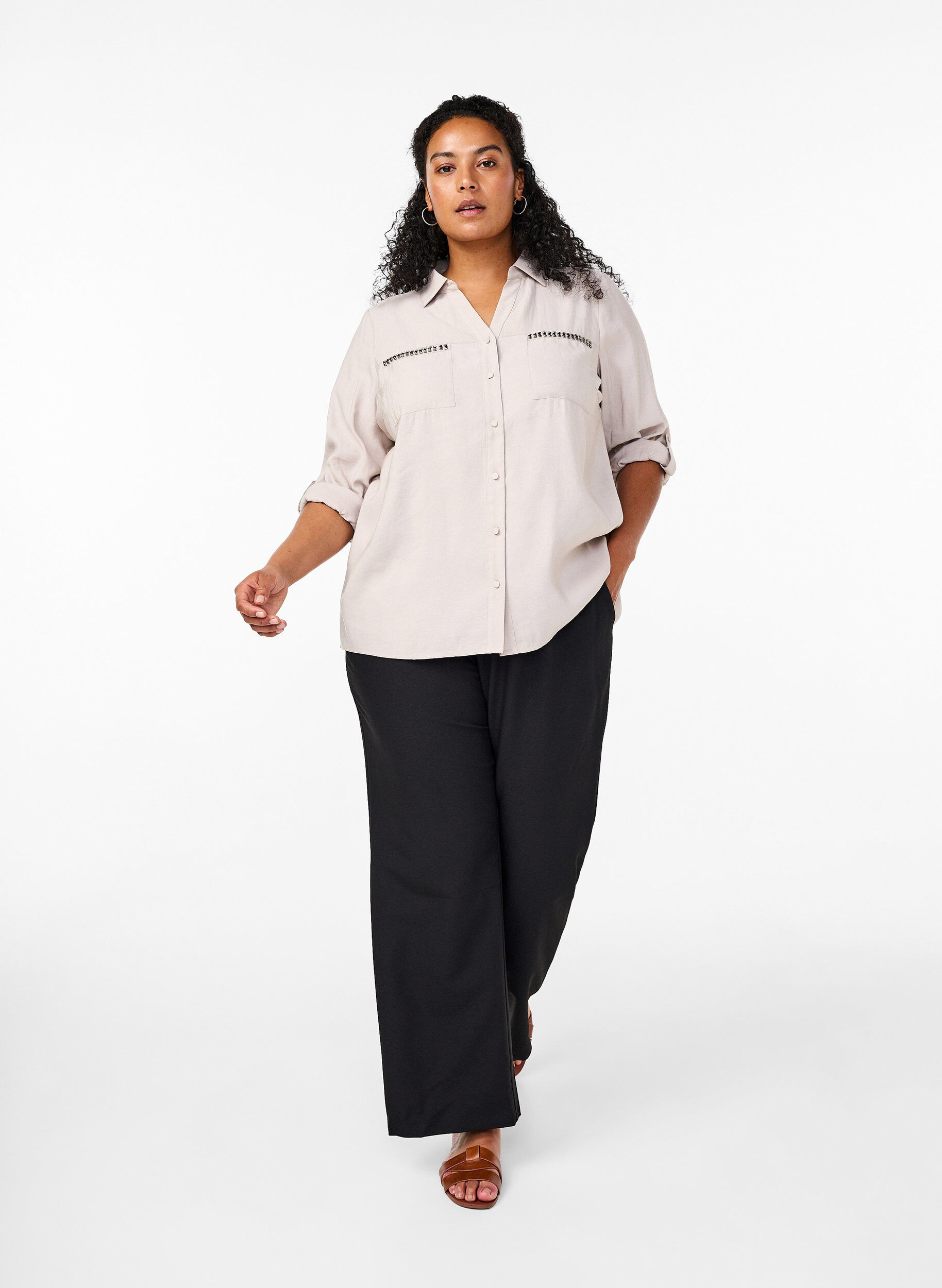 Zizzi Chemise orn&eacute;e de clous et dot&eacute;e de manches 3/4, Beige, Model image number 1