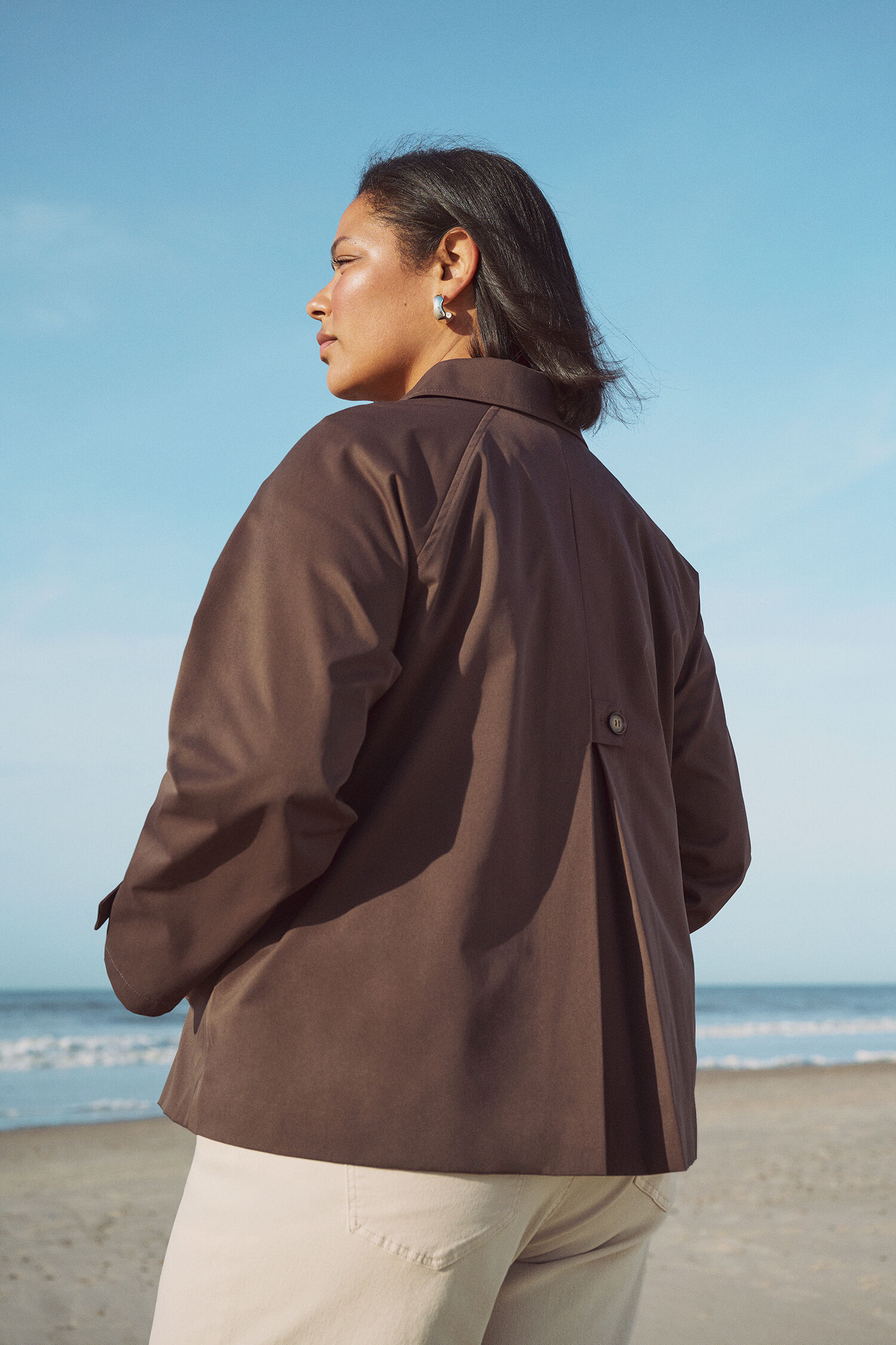 Trench-coat court marron, , Model