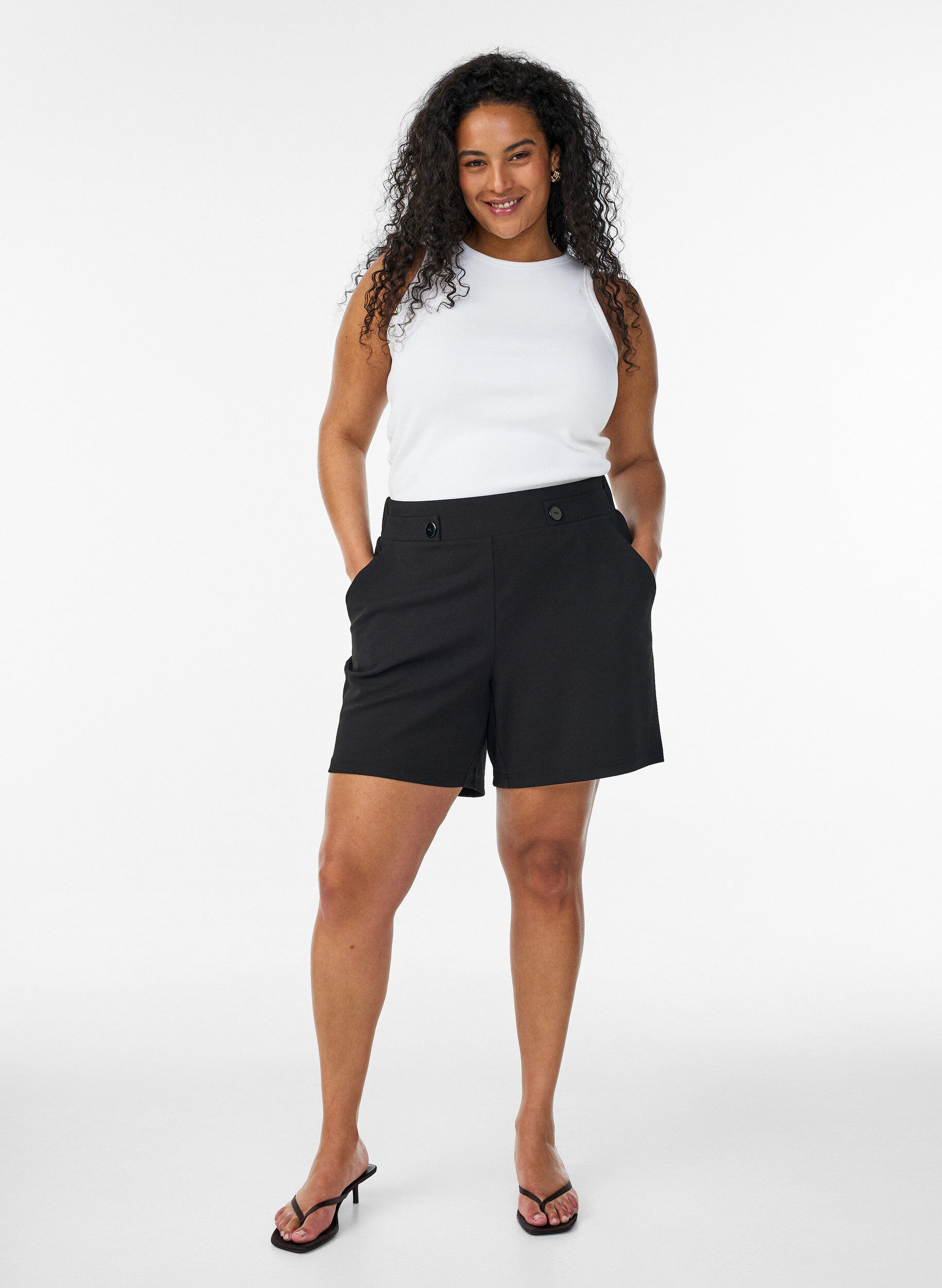 ZizziShort avec poches et coupe ample, Noir, Model image number 1