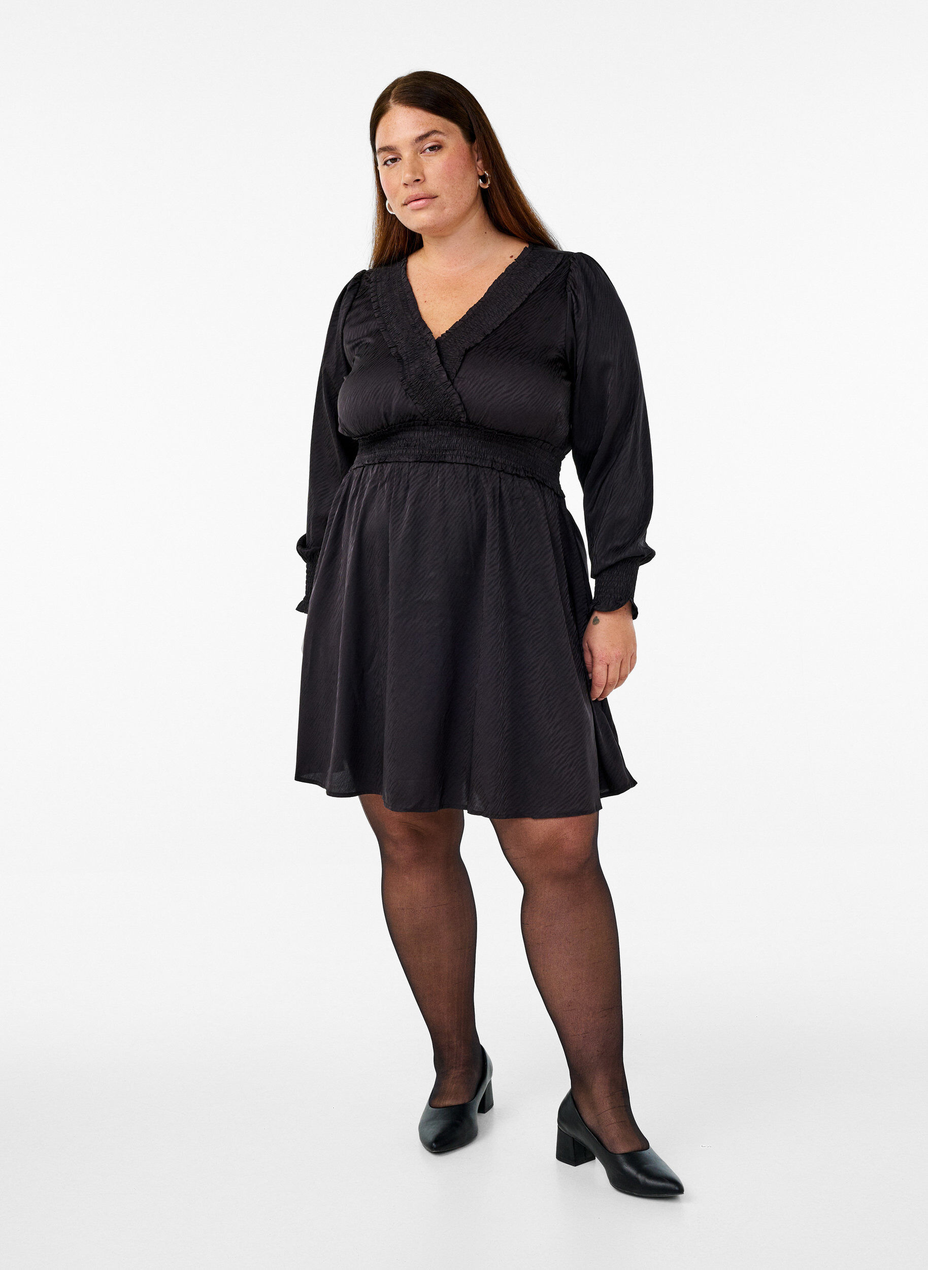 Zizzi Robe courte avec d&eacute;tails smock&eacute;s, Noir, Model image number 1