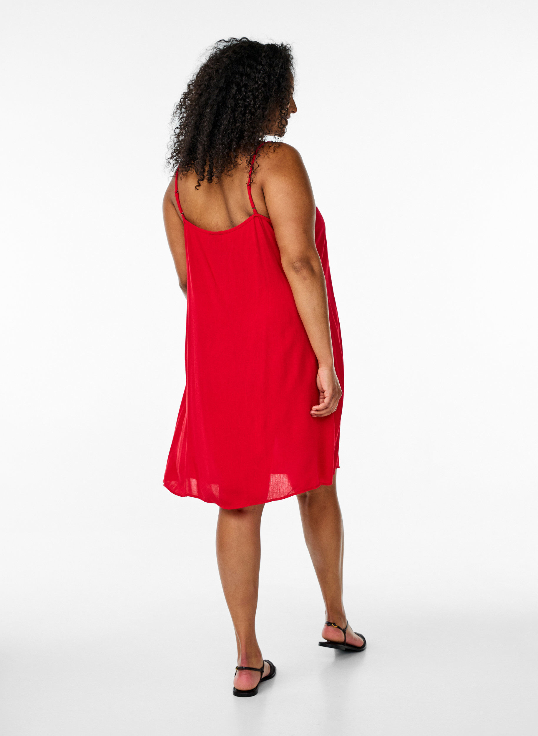 Zizzi Robe en viscose &agrave; n&oelig;uds de couleur unie, Rouge, Model image number 2