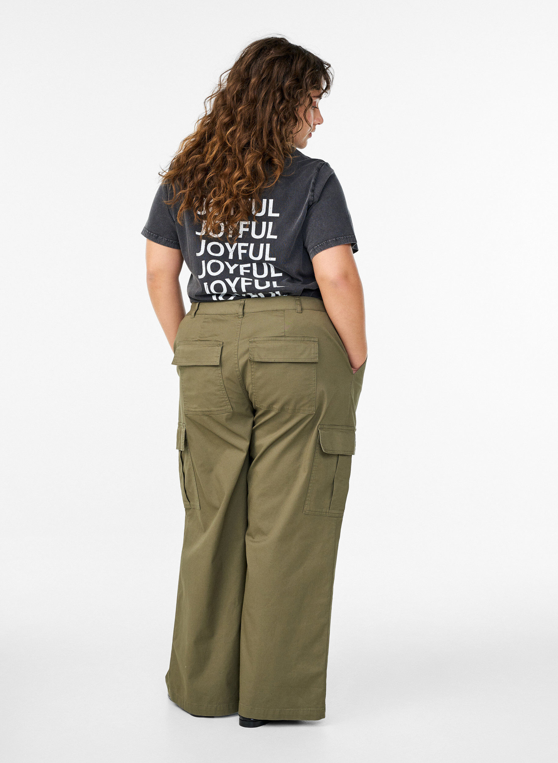 Zizzi Pantalon cargo large taille haute, Vert, Model image number 1
