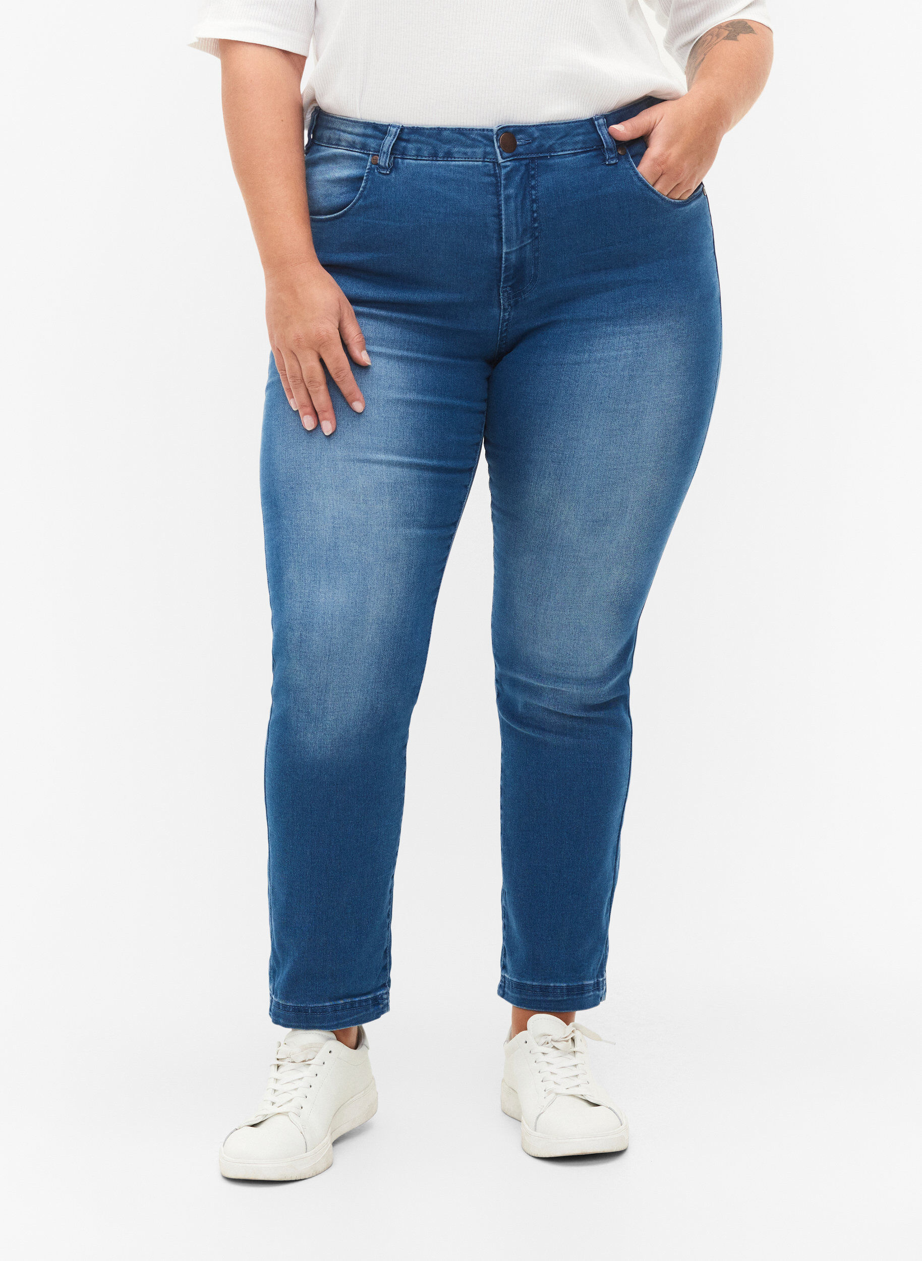 Zizzi Jeans Emily Slim fit &agrave; taille r&eacute;guli&egrave;re, Bleu Clair, Model image number 3