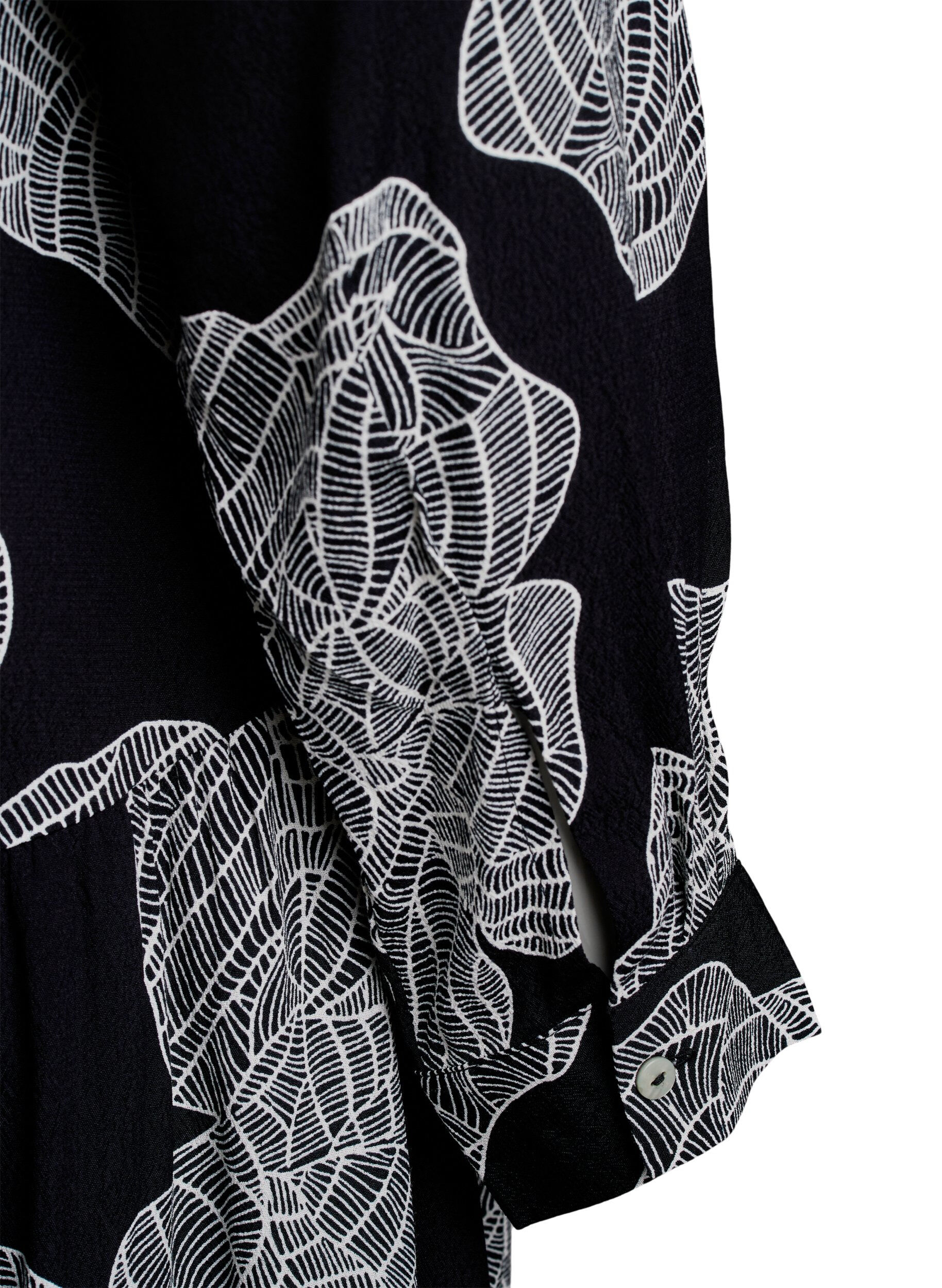 Zizzi Robe midi &agrave; manches longues en viscose imprim&eacute;e, Noir, Packshot image number 3