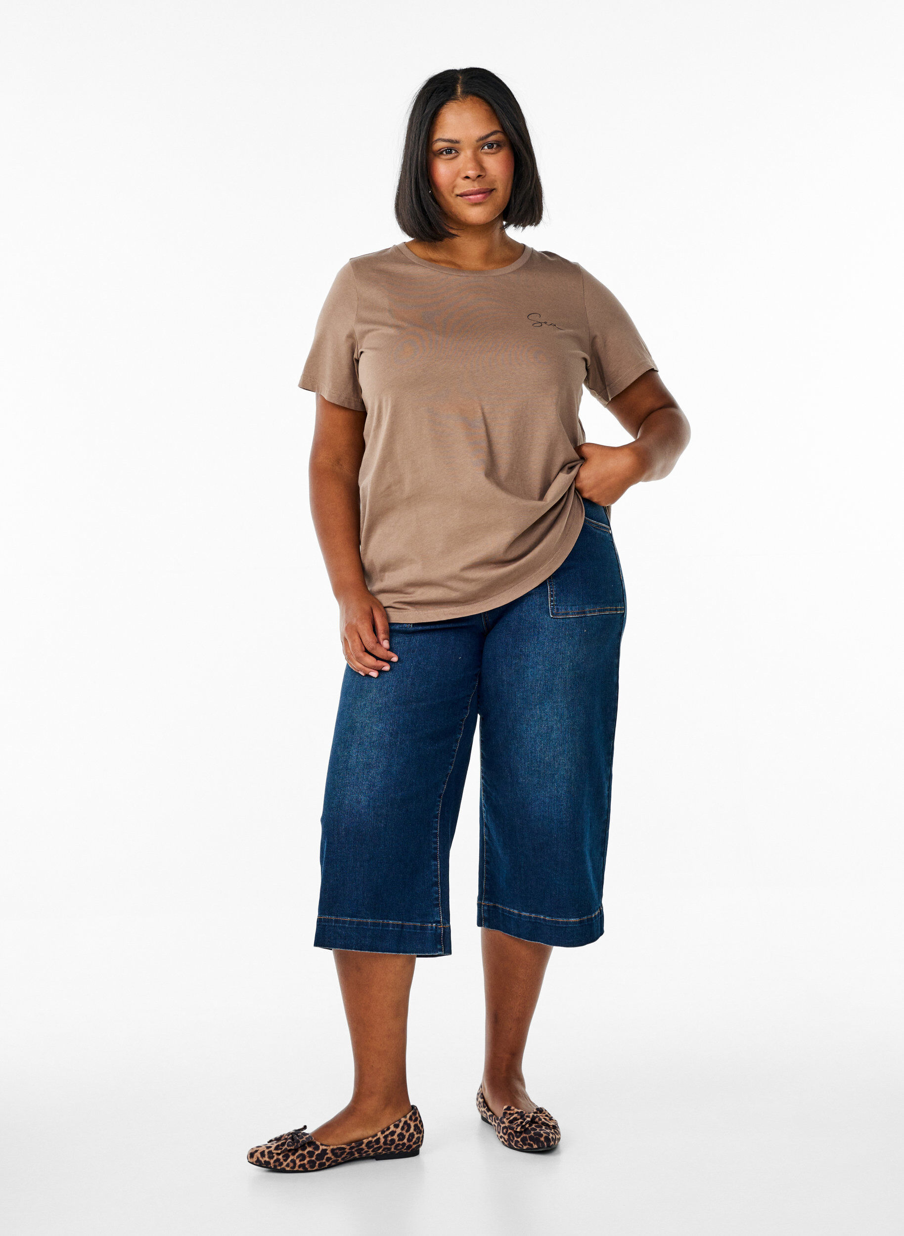 Zizzi T-shirt avec des imprim&eacute;s sur le devant et au dos, Marron, Model image number 1