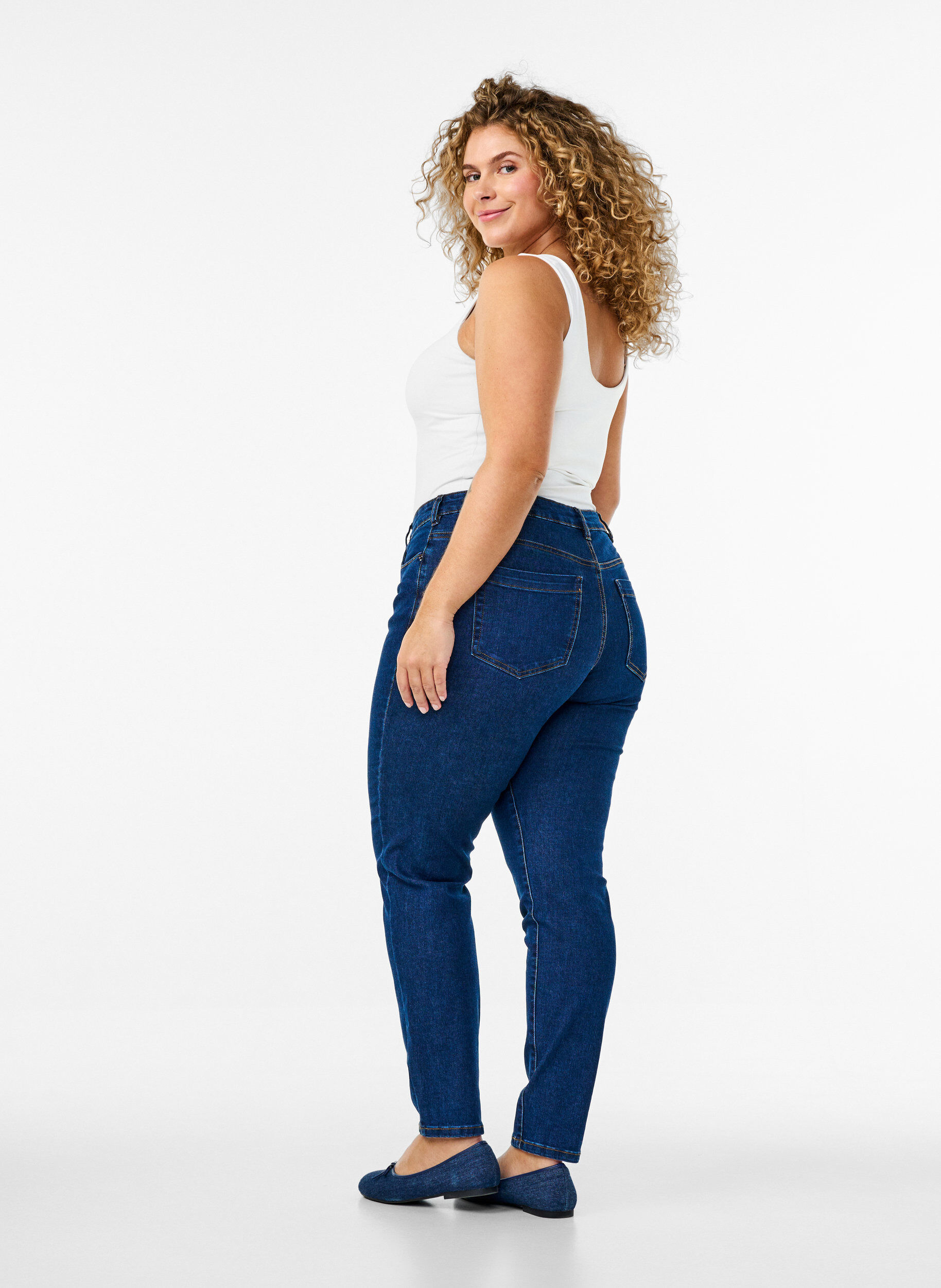 Zizzi Jean Emily coupe slim fit avec taille normale, Bleu, Model image number 1