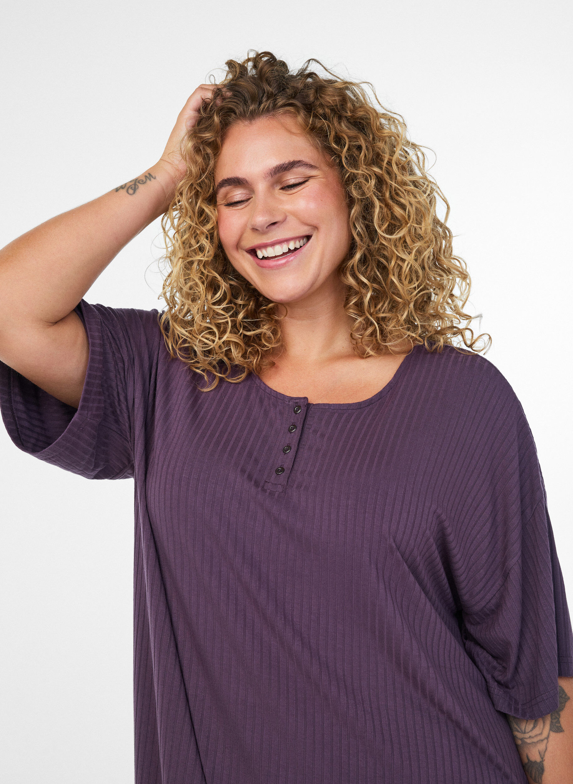 ZizziChemise de nuit en jersey de viscose &agrave; texture c&ocirc;tel&eacute;e, Violet, Model image number 3