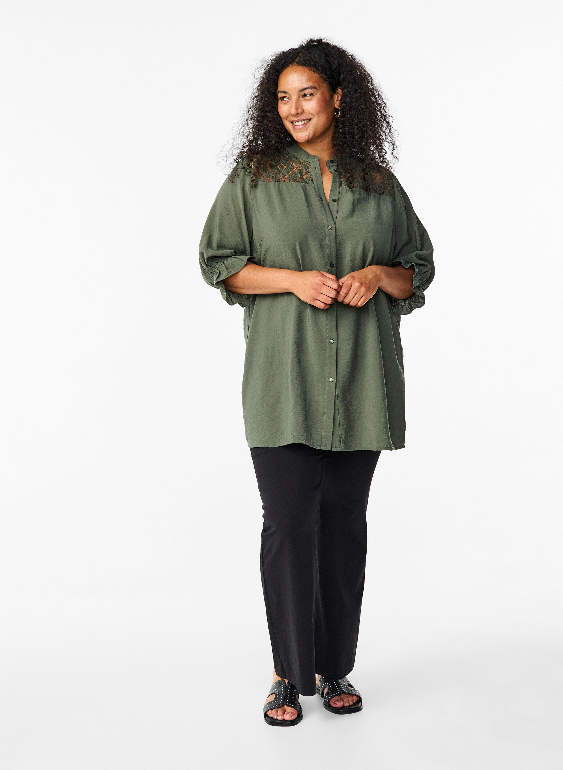 Zizzi Chemise longue en viscose avec d&eacute;tail en dentelle, Thyme, Model image number 2