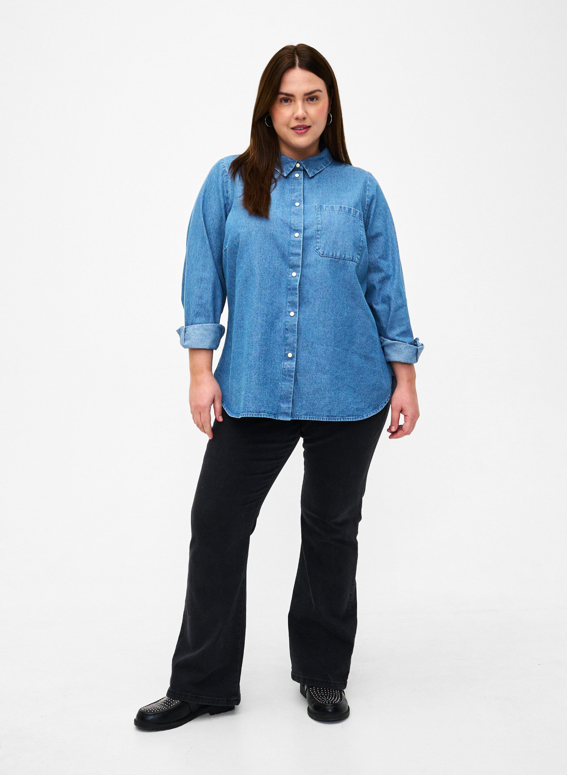 Zizzi Chemise en jean &agrave; manches longues avec poche poitrine, Light Blue Denim, Model image number 2