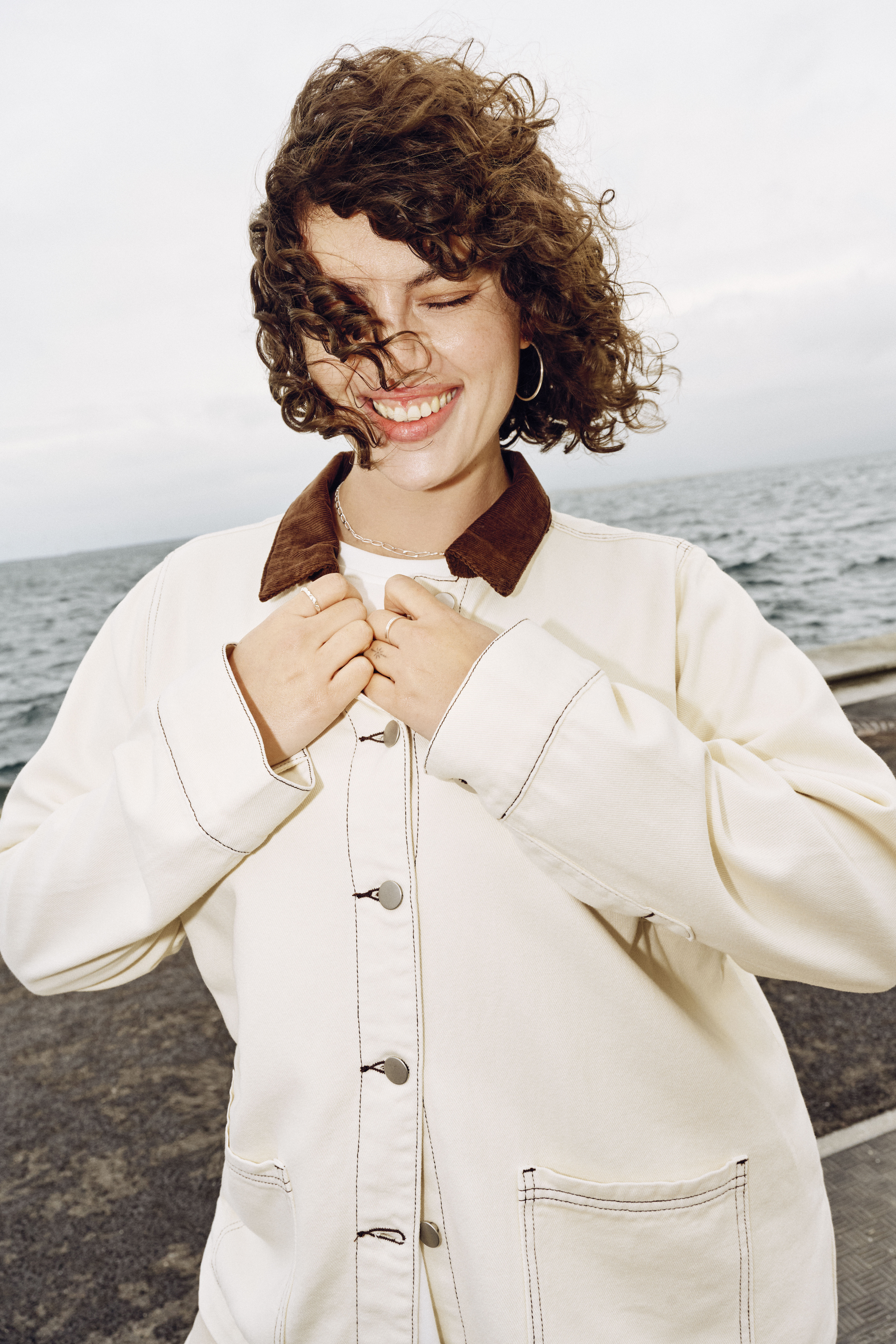 Zizzi Veste en denim color&eacute; avec col contrast&eacute;, , Model