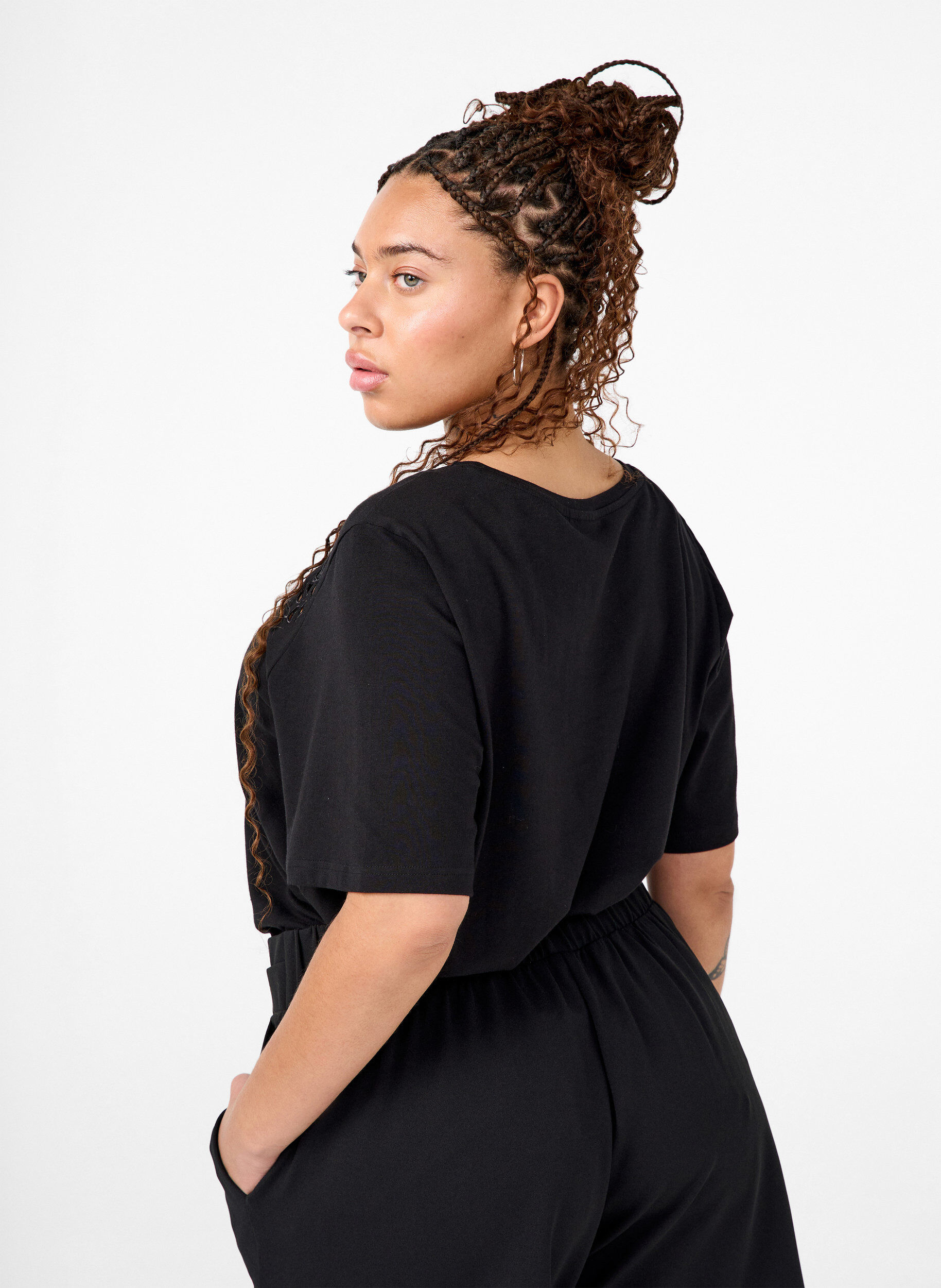 Zizzi T-shirt en coton bio avec d&eacute;tails brod&eacute;s, Black, Model image number 1