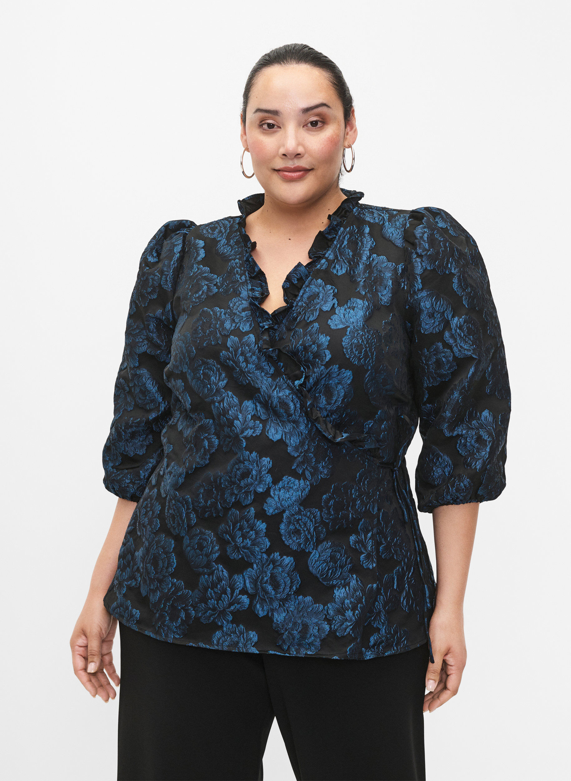Zizzi Blouse cache-c&oelig;ur en jacquard &agrave; manches 3/4, Black Blue, Model image number 0