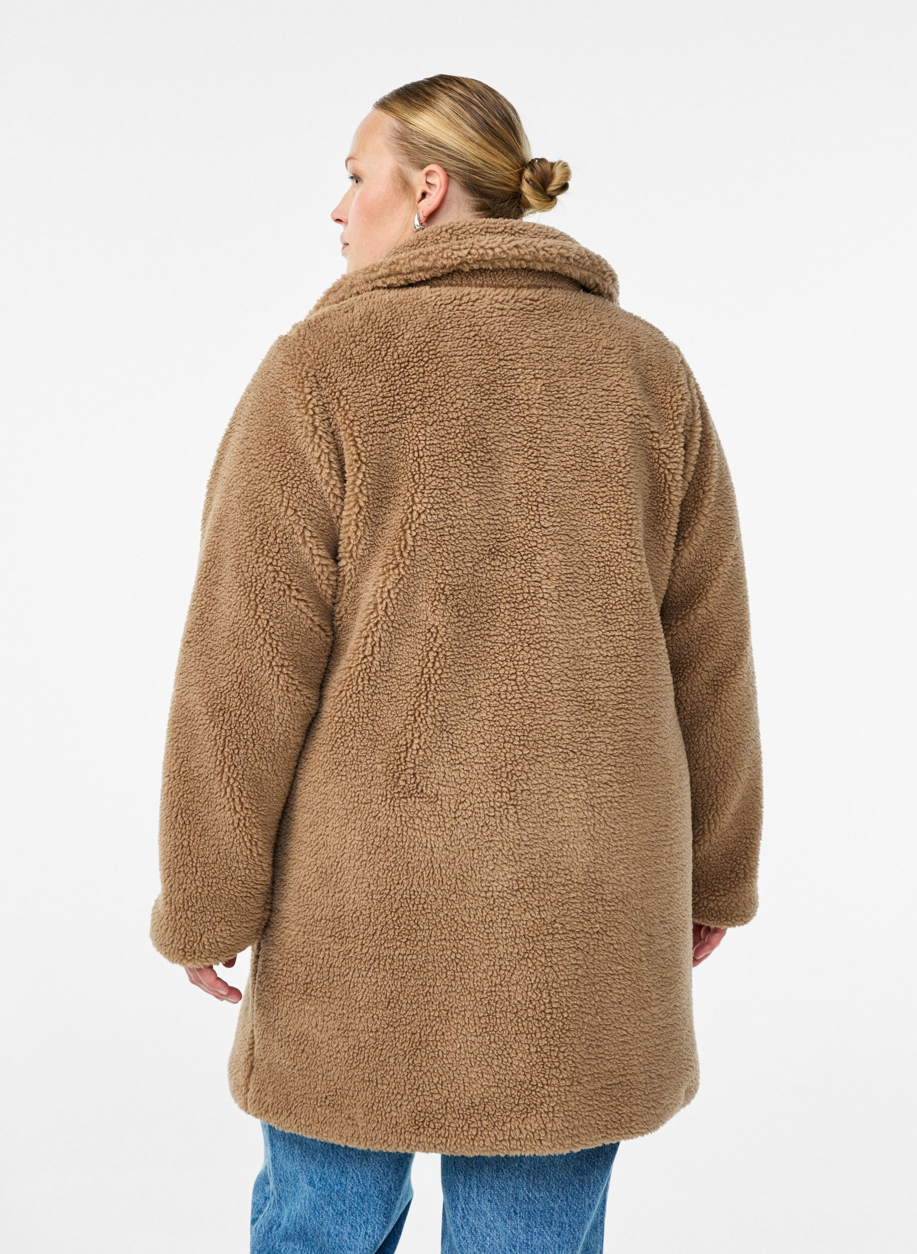 Zizzi Veste en teddy doux avec boutons et col, Marron, Model image number 2