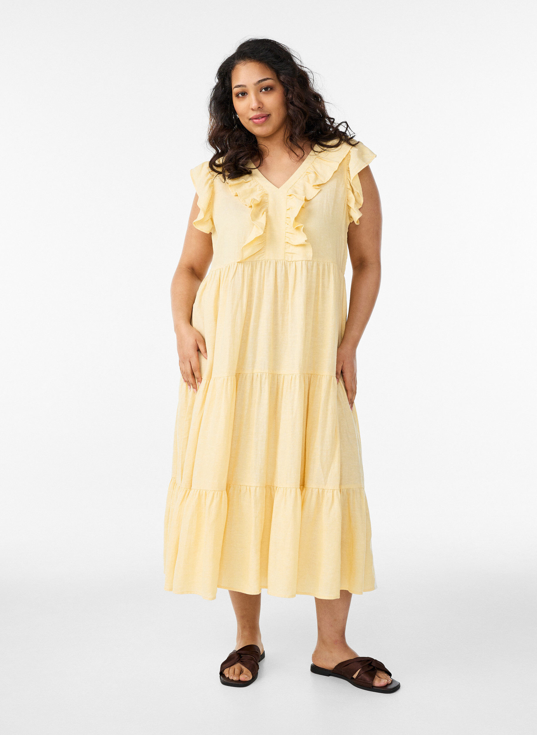 Robe midi sans manches en lin et viscose avec volants, Jaune clair, Model