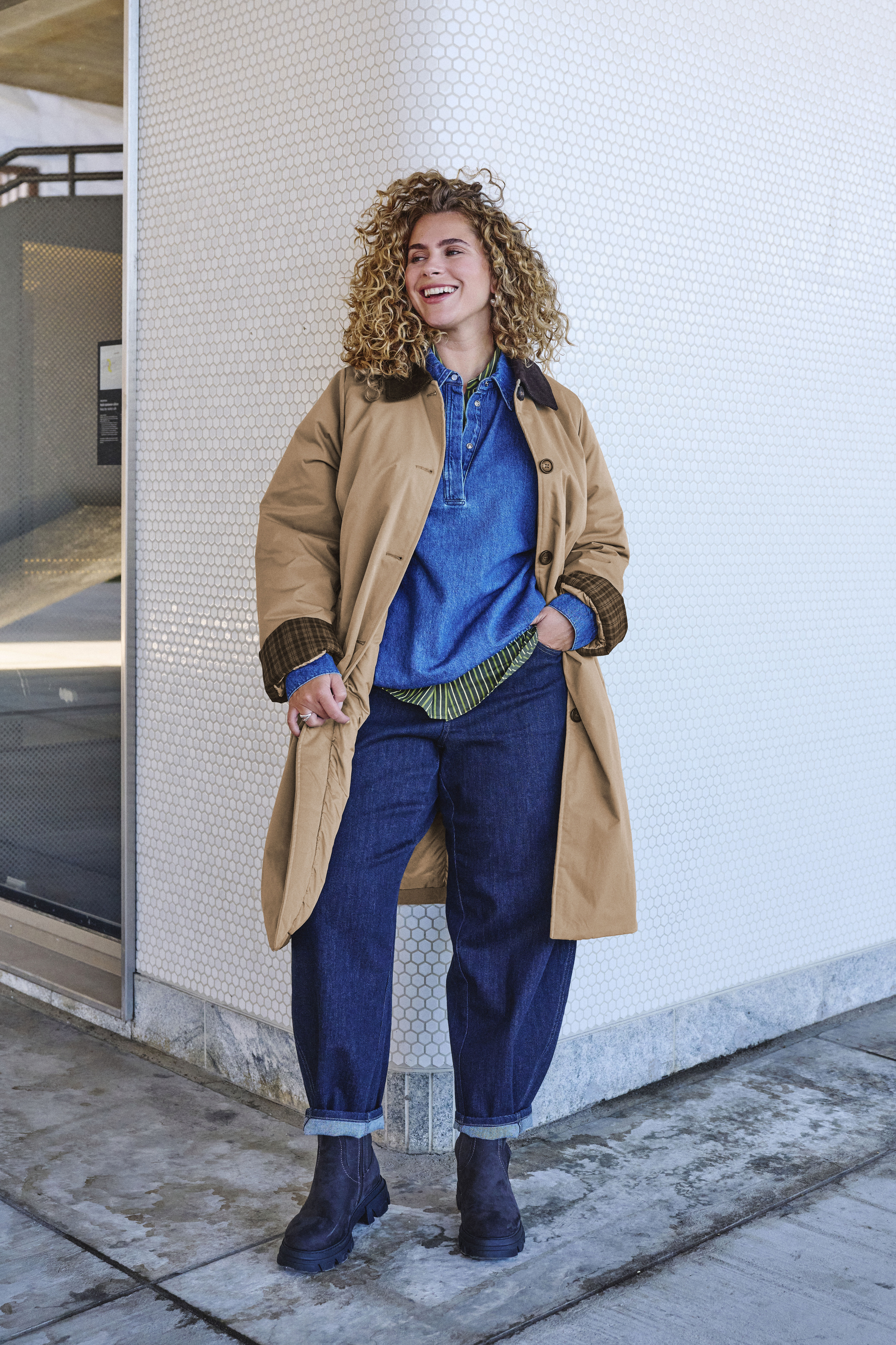 ZizziDenim d&eacute;contract&eacute; avec du caract&egrave;re, , Model