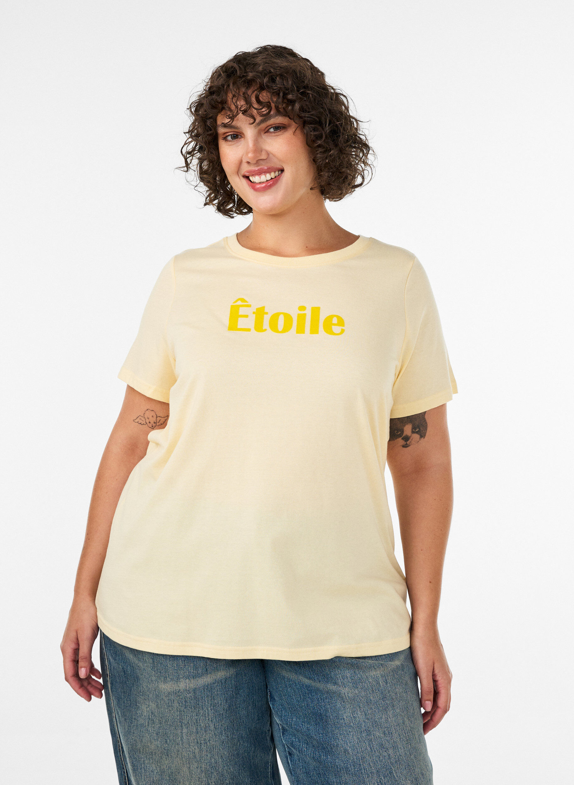 T-shirt en coton bio avec inscription en velours, Jaune clair, Model