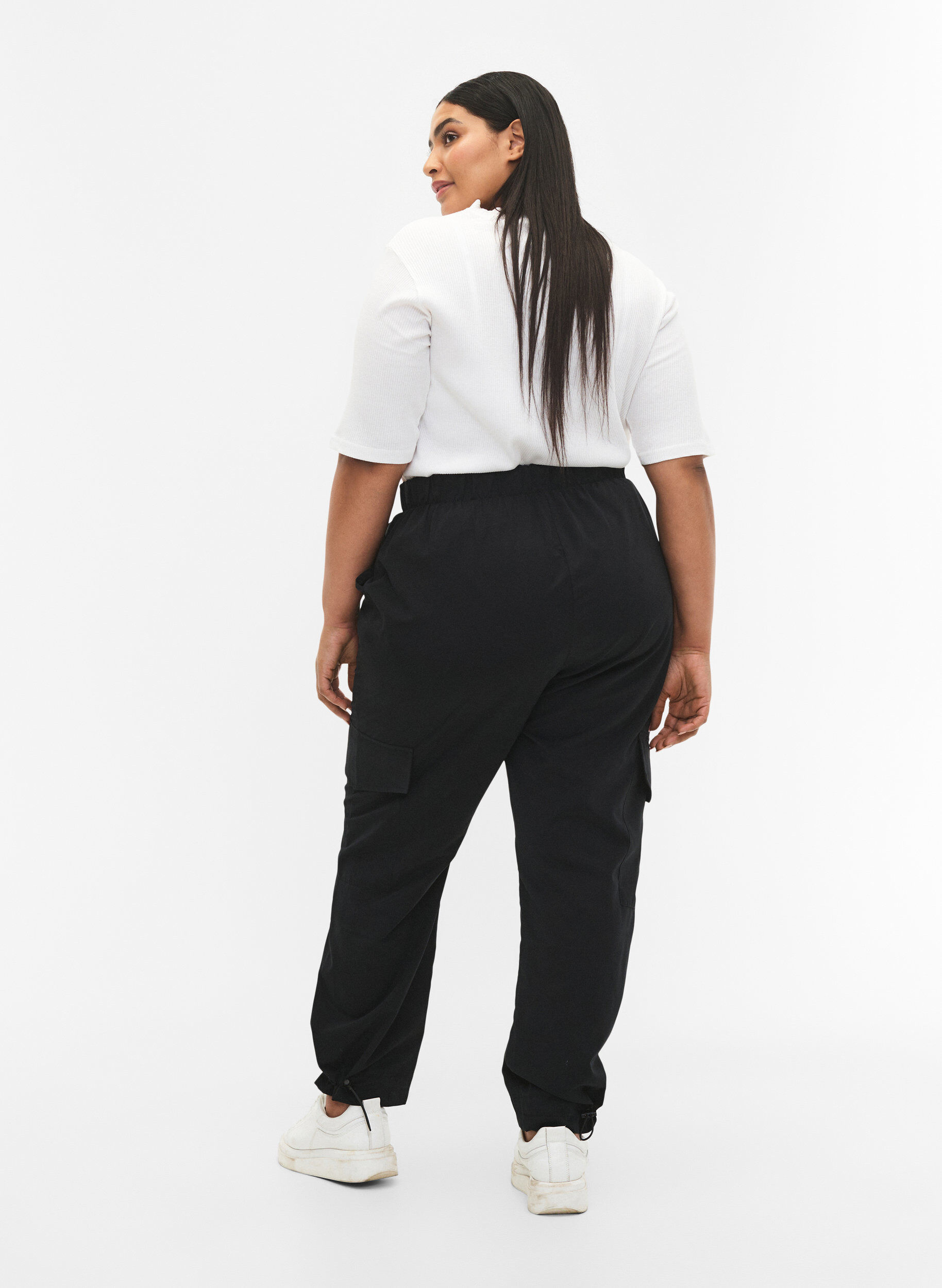 Zizzi Pantalon cargo court avec &eacute;lastique r&eacute;glable, Black, Model image number 1