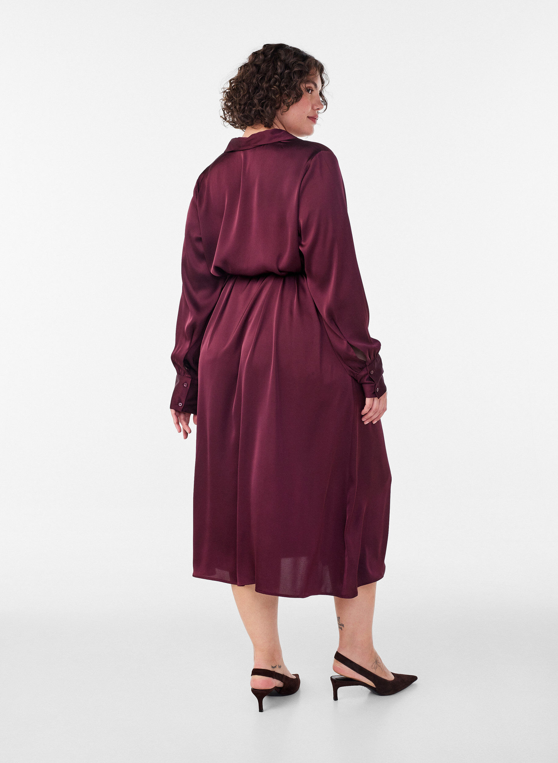 ZizziRobe chemise en satin avec une ceinture &agrave; nouer, Bordeaux, Model image number 2