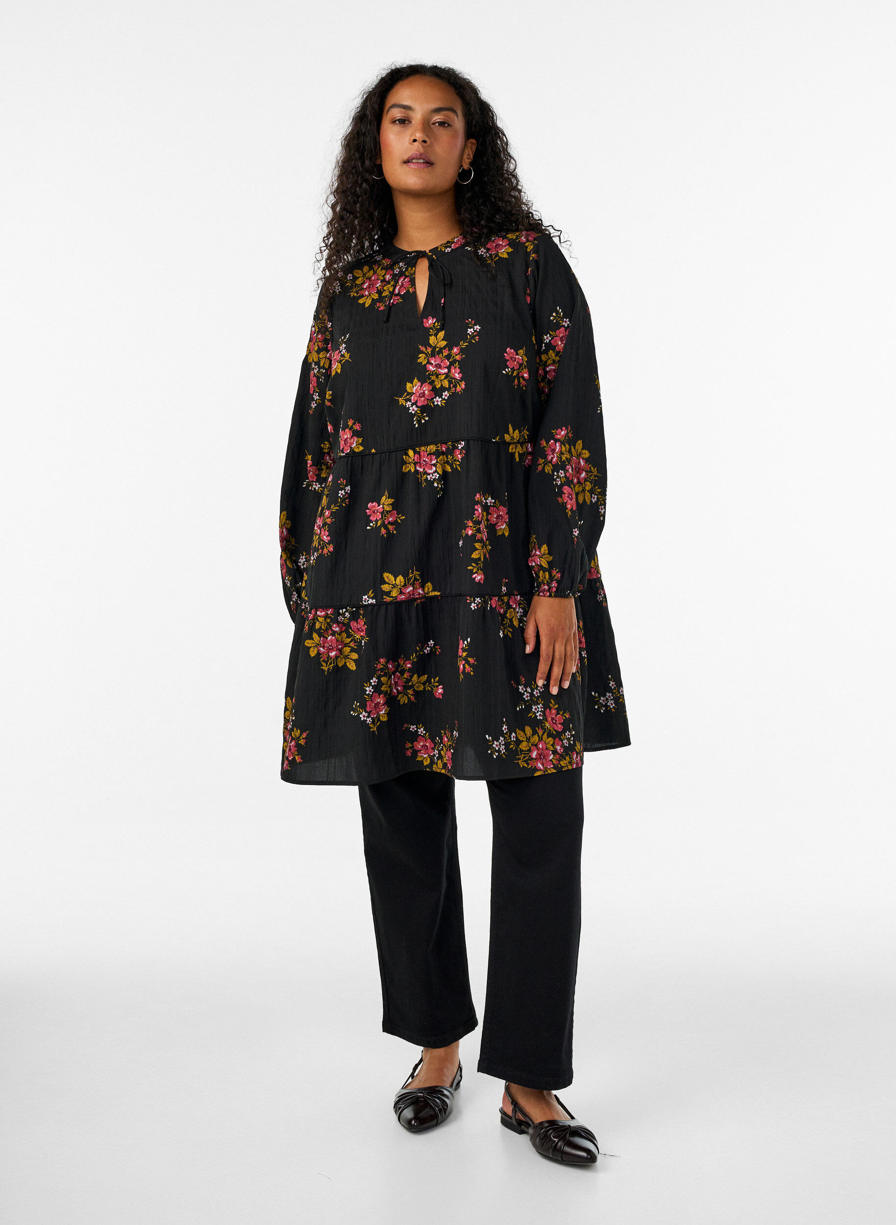 ZizziRobes &agrave; imprim&eacute; floral avec fermeture &agrave; cravate, Noir, Model image number 1
