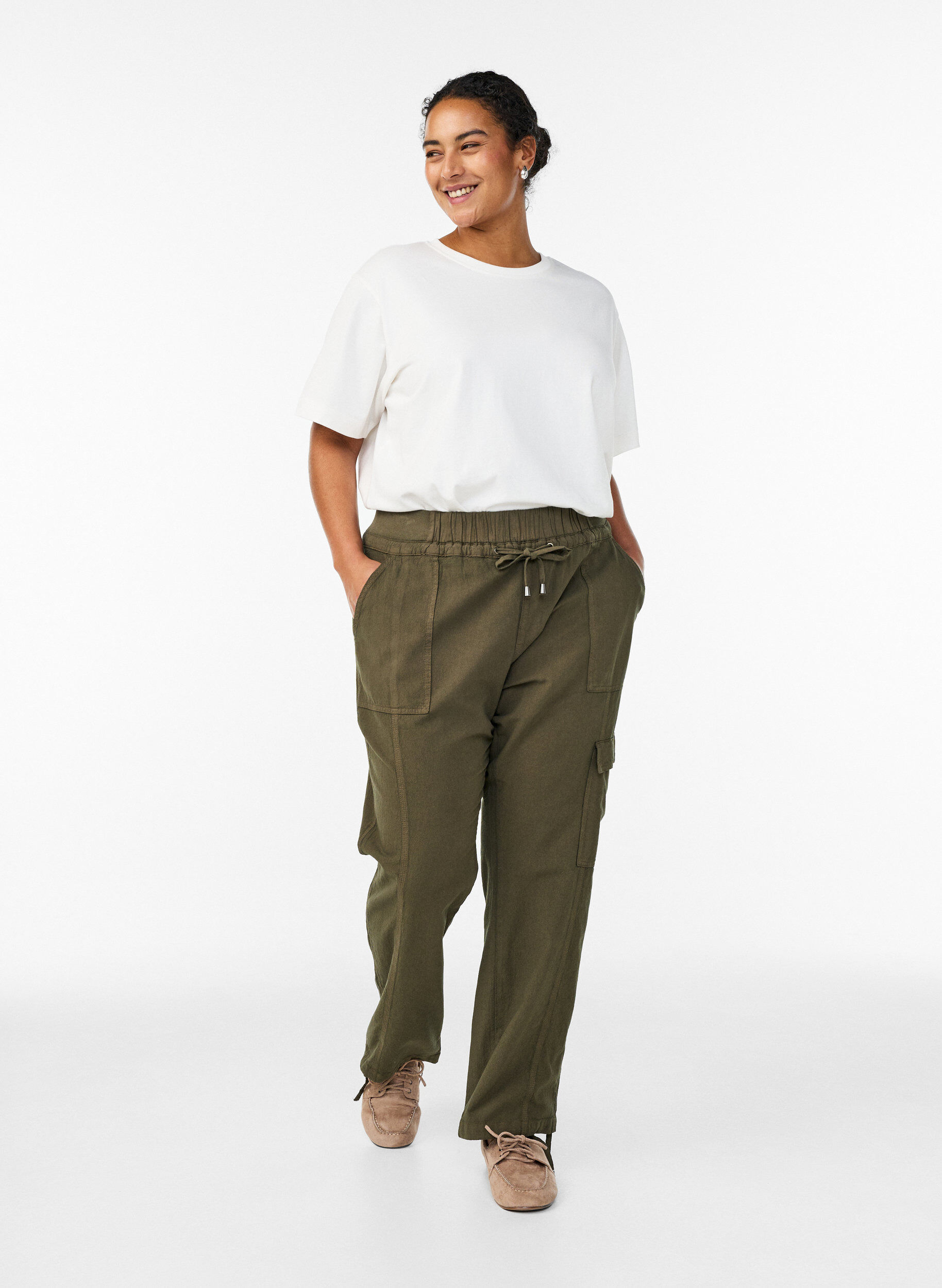 Zizzi Pantalon cargo ample en coton, Vert fonc&eacute;, Model image number 0
