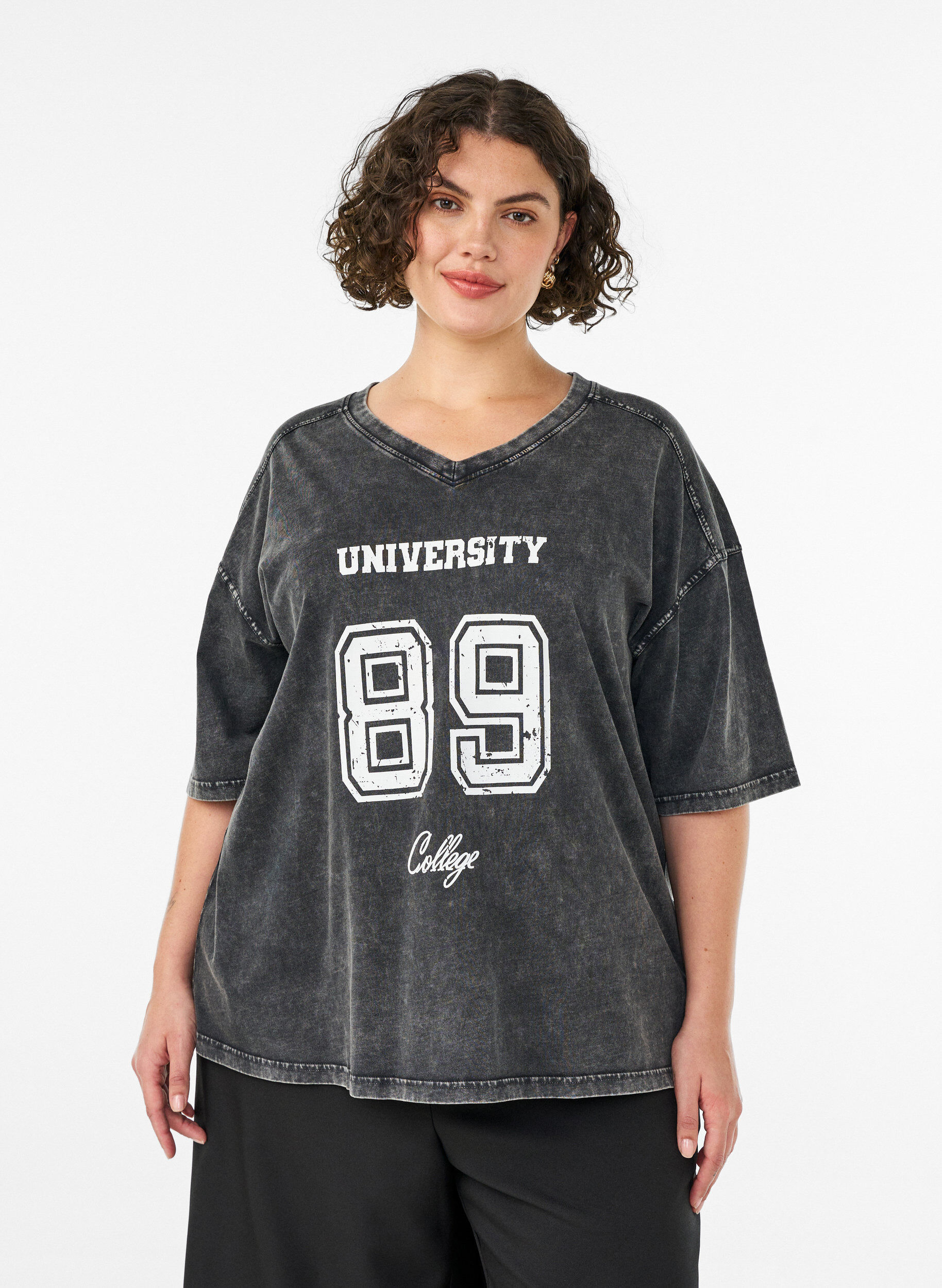 T-shirt oversize en coton bio avec un imprim&eacute; college, Noir, Model
