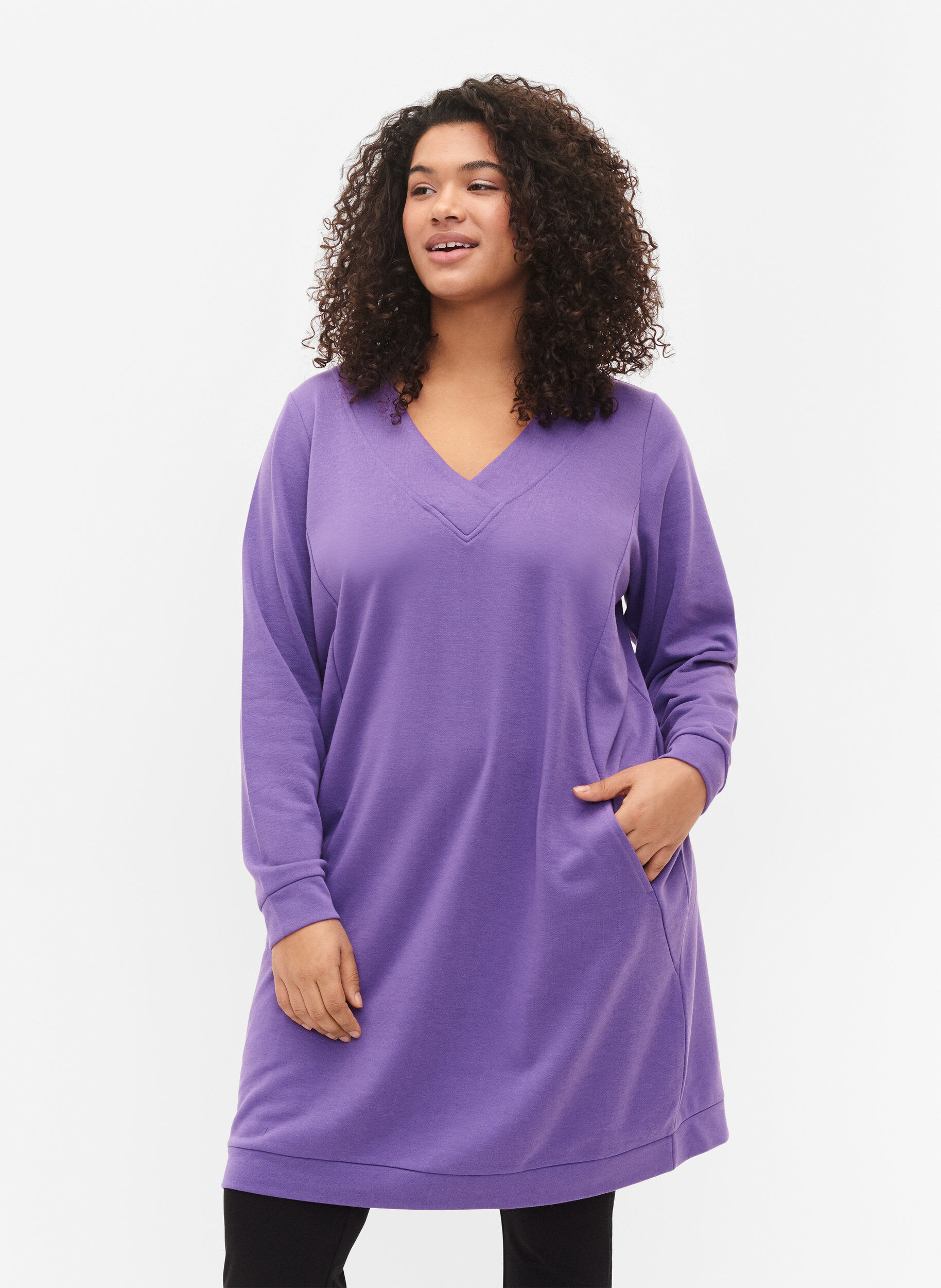 Zizzi Robe sweat-shirt avec col en V, Deep Lavender, Model image number 0