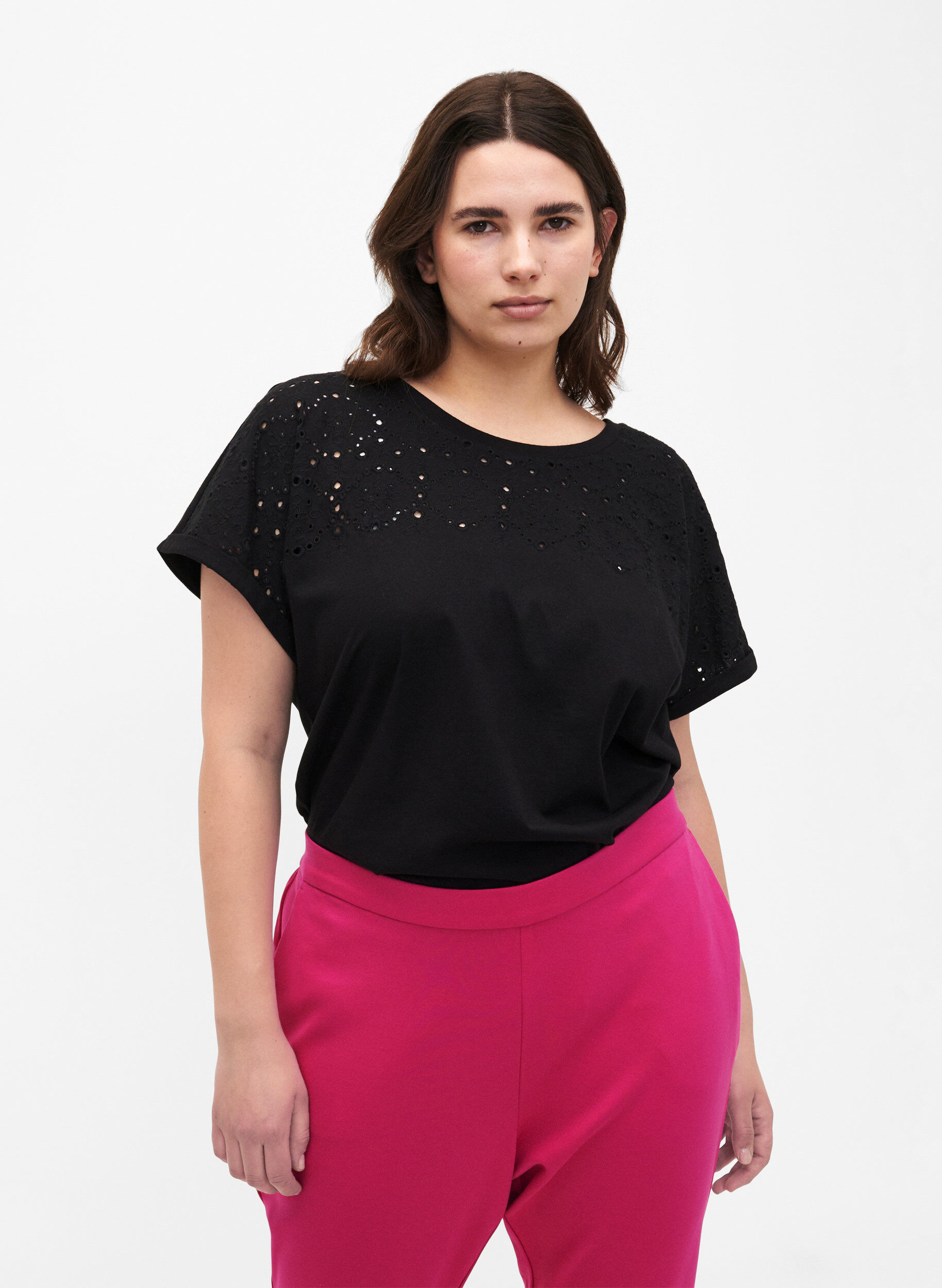 Zizzi T-shirt en coton biologique avec broderie anglaise, Black, Model image number 0