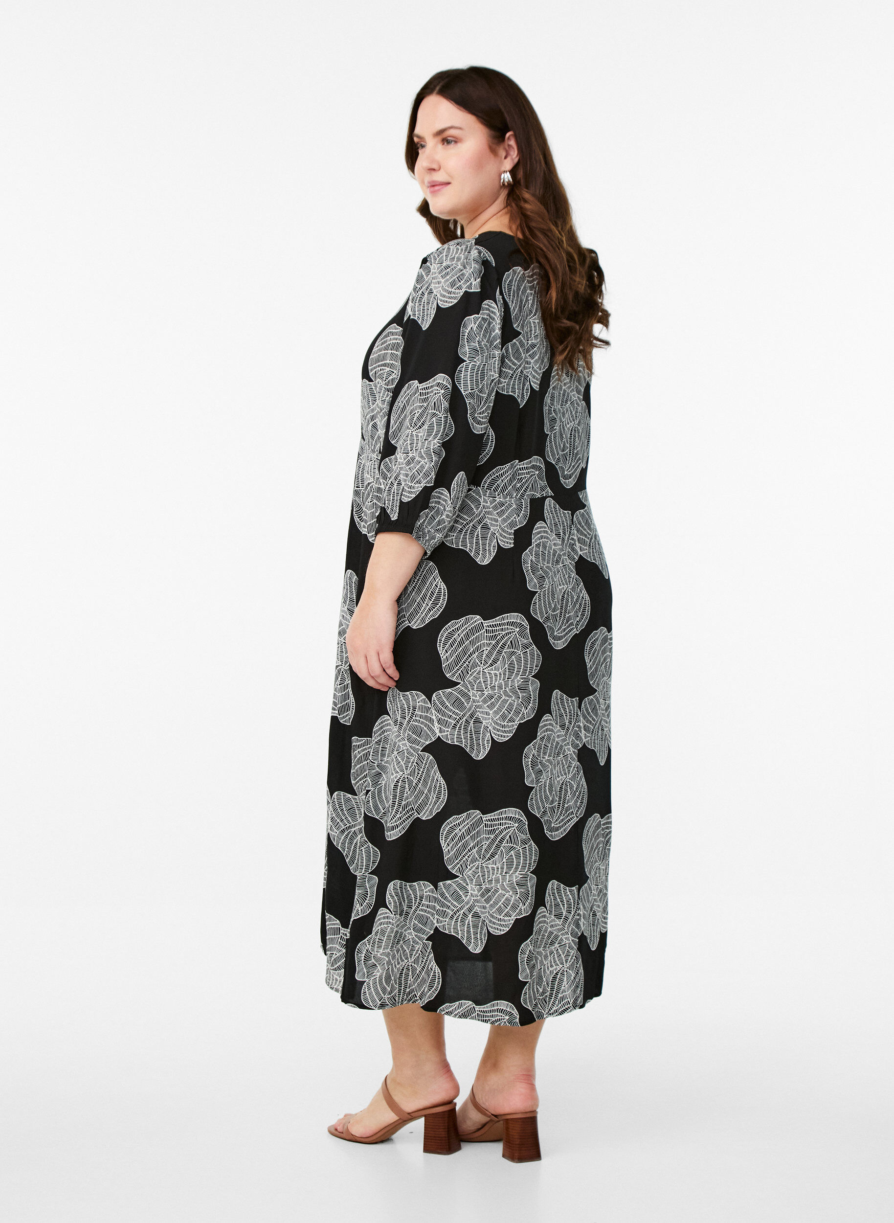 Zizzi Robe mi-longue avec imprim&eacute; floral et manches 3/4, Noir, Model image number 2