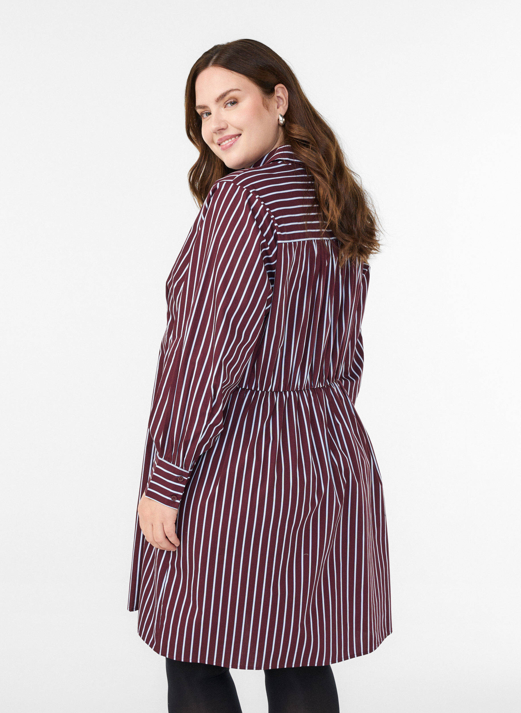 Zizzi Robe chemise &agrave; rayures avec taille &eacute;lastique, Bordeaux fonc&eacute;, Model image number 2